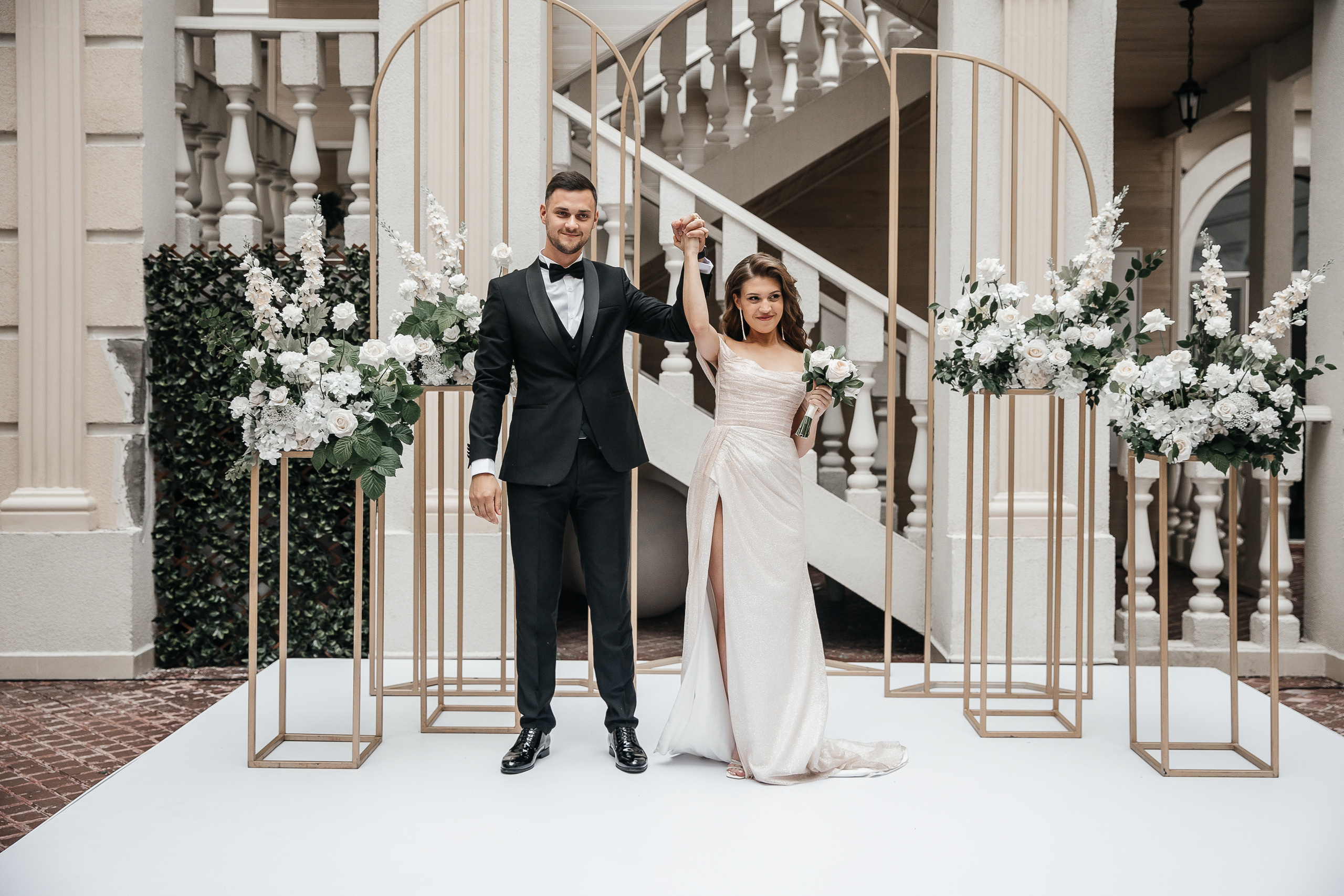 Здравствуйте! Я&nbsp;свадебный фотограф из&nbsp;Ульяновска, работаю в&nbsp;том числе по&nbsp;всей России и&nbsp;с&nbsp;выездом за&nbsp;границу. Снимаю свадьбы, lovestory, корпоративы, светский репортаж. Провожу обучение по&nbsp;фотографии, мастер-классы и&nbsp;воркшопы для других фотографов.