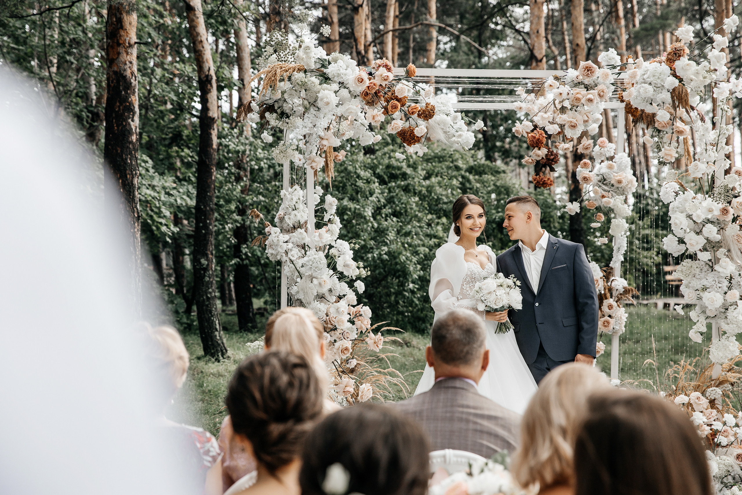 Здравствуйте! Я&nbsp;свадебный фотограф из&nbsp;Ульяновска, работаю в&nbsp;том числе по&nbsp;всей России и&nbsp;с&nbsp;выездом за&nbsp;границу. Снимаю свадьбы, lovestory, корпоративы, светский репортаж. Провожу обучение по&nbsp;фотографии, мастер-классы и&nbsp;воркшопы для других фотографов.