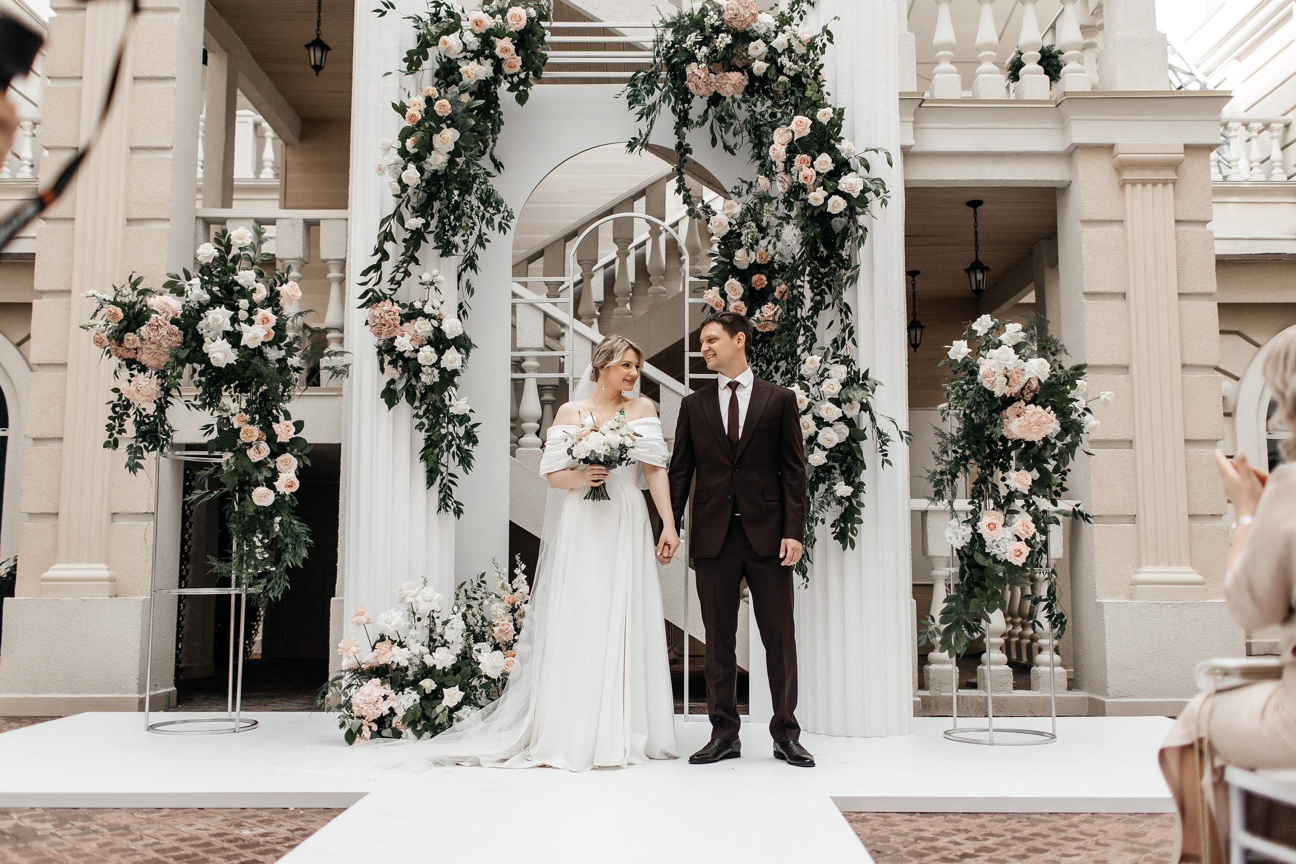 Здравствуйте! Я&nbsp;свадебный фотограф из&nbsp;Ульяновска, работаю в&nbsp;том числе по&nbsp;всей России и&nbsp;с&nbsp;выездом за&nbsp;границу. Снимаю свадьбы, lovestory, корпоративы, светский репортаж. Провожу обучение по&nbsp;фотографии, мастер-классы и&nbsp;воркшопы для других фотографов.