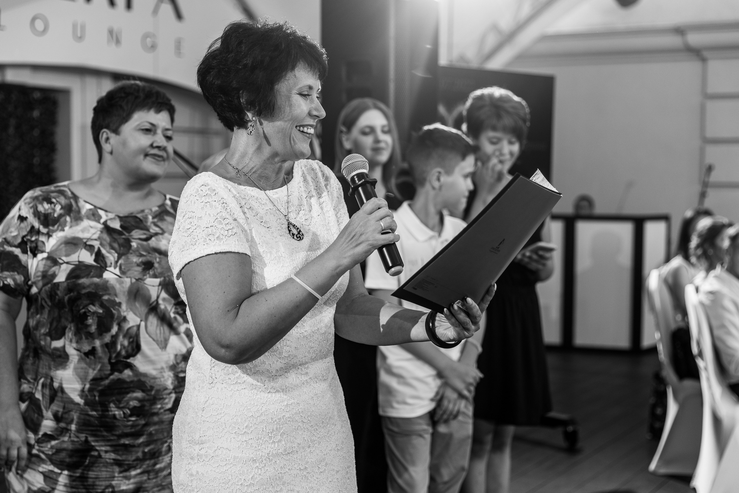 Здравствуйте! Я&nbsp;свадебный фотограф из&nbsp;Ульяновска, работаю в&nbsp;том числе по&nbsp;всей России и&nbsp;с&nbsp;выездом за&nbsp;границу. Снимаю свадьбы, lovestory, корпоративы, светский репортаж. Провожу обучение по&nbsp;фотографии, мастер-классы и&nbsp;воркшопы для других фотографов.