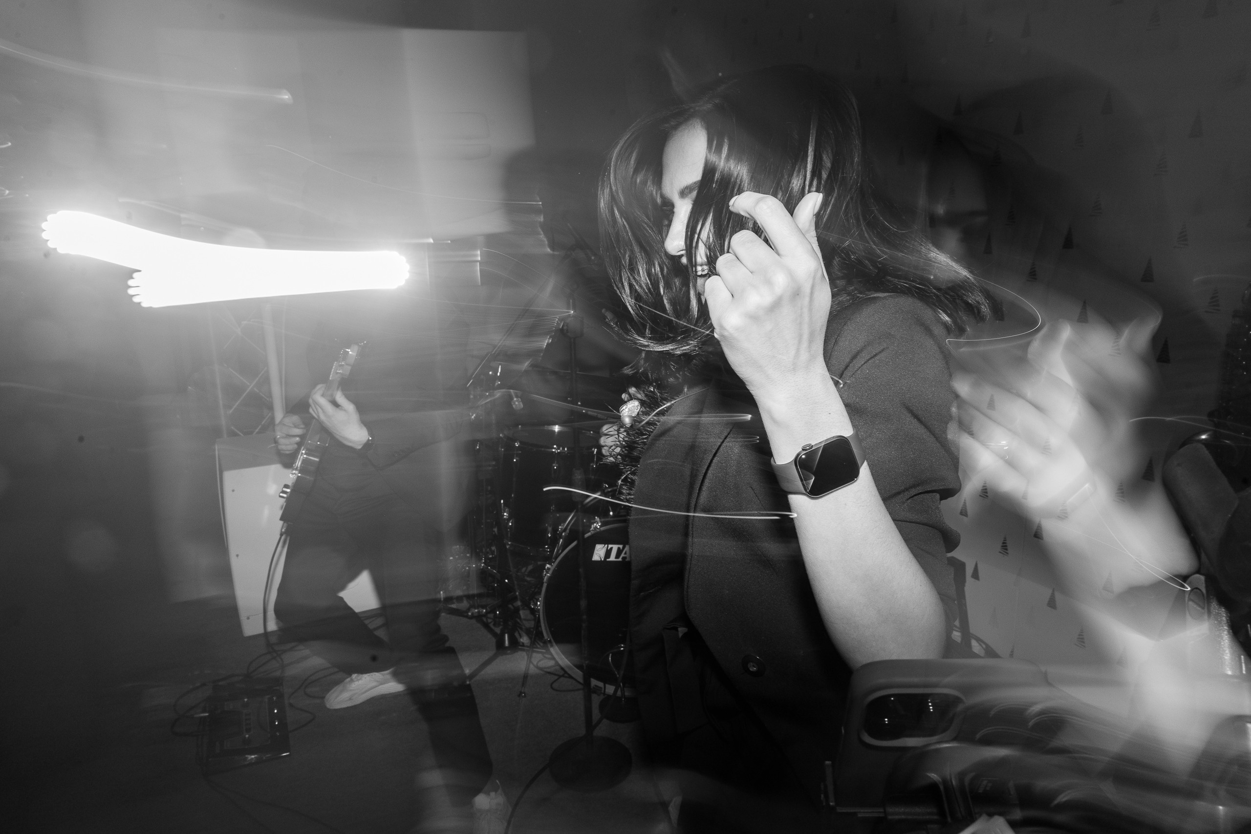 Здравствуйте! Я свадебный фотограф из Ульяновска, работаю в том числе по всей России и с выездом за границу. Снимаю свадьбы, lovestory, корпоративы, светский репортаж. Провожу обучение по фотографии, мастер-классы и воркшопы для других фотографов.