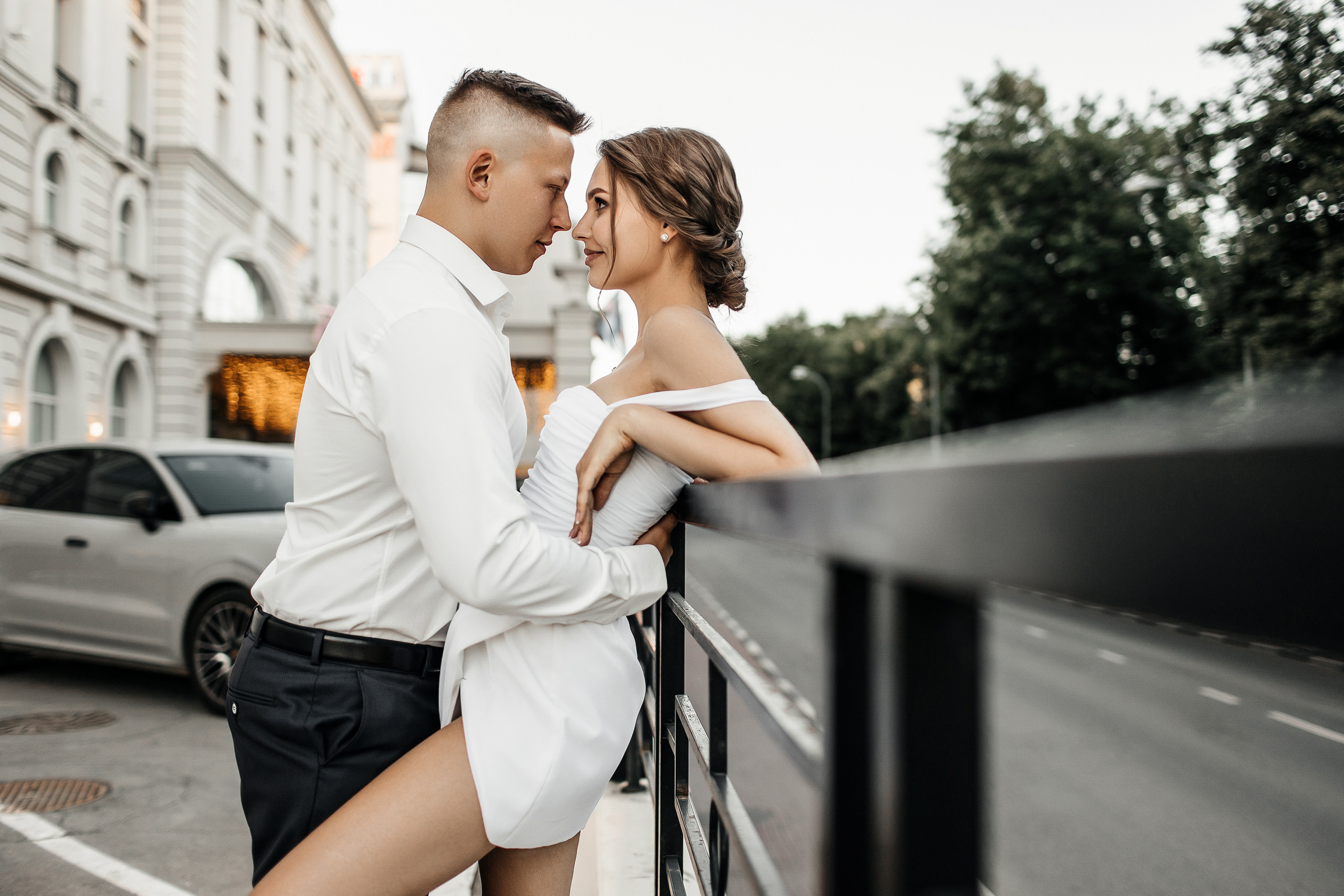 Здравствуйте! Я&nbsp;свадебный фотограф из&nbsp;Ульяновска, работаю в&nbsp;том числе по&nbsp;всей России и&nbsp;с&nbsp;выездом за&nbsp;границу. Снимаю свадьбы, lovestory, корпоративы, светский репортаж. Провожу обучение по&nbsp;фотографии, мастер-классы и&nbsp;воркшопы для других фотографов.