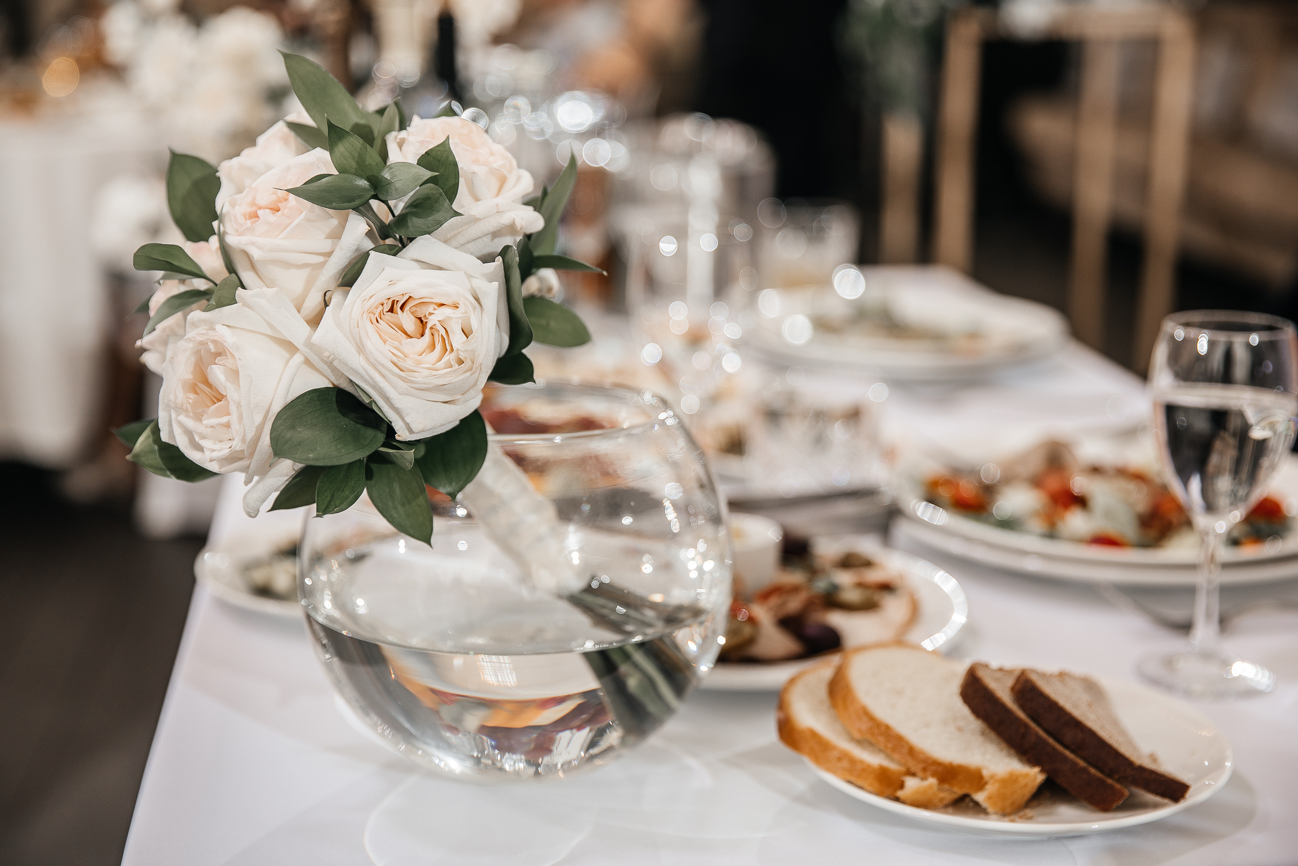 Здравствуйте! Я&nbsp;свадебный фотограф из&nbsp;Ульяновска, работаю в&nbsp;том числе по&nbsp;всей России и&nbsp;с&nbsp;выездом за&nbsp;границу. Снимаю свадьбы, lovestory, корпоративы, светский репортаж. Провожу обучение по&nbsp;фотографии, мастер-классы и&nbsp;воркшопы для других фотографов.