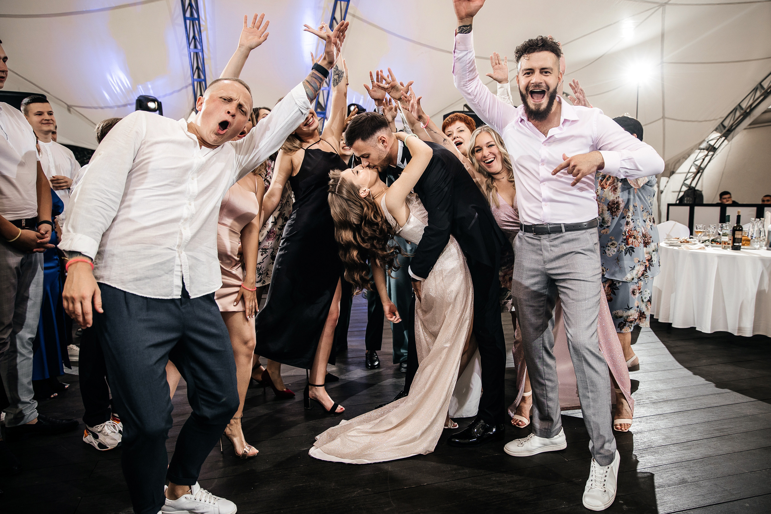 Здравствуйте! Я&nbsp;свадебный фотограф из&nbsp;Ульяновска, работаю в&nbsp;том числе по&nbsp;всей России и&nbsp;с&nbsp;выездом за&nbsp;границу. Снимаю свадьбы, lovestory, корпоративы, светский репортаж. Провожу обучение по&nbsp;фотографии, мастер-классы и&nbsp;воркшопы для других фотографов.