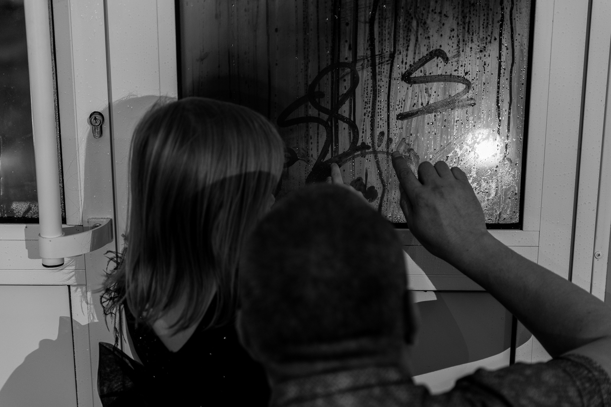 Здравствуйте! Я свадебный фотограф из Ульяновска, работаю в том числе по всей России и с выездом за границу. Снимаю свадьбы, lovestory, корпоративы, светский репортаж. Провожу обучение по фотографии, мастер-классы и воркшопы для других фотографов.