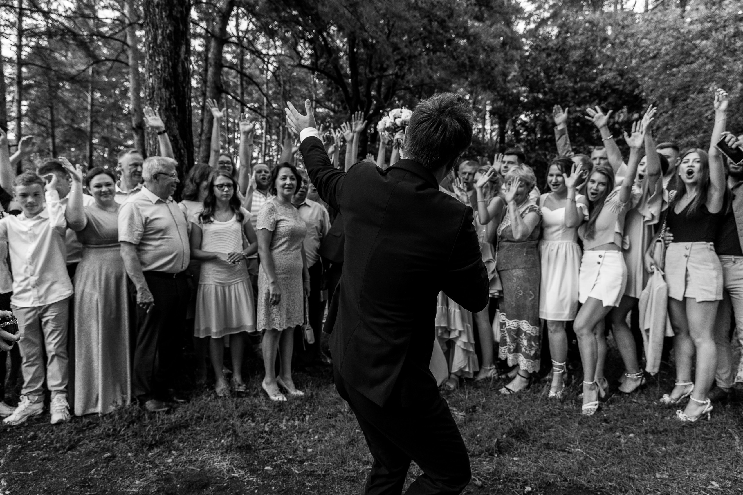 Здравствуйте! Я&nbsp;свадебный фотограф из&nbsp;Ульяновска, работаю в&nbsp;том числе по&nbsp;всей России и&nbsp;с&nbsp;выездом за&nbsp;границу. Снимаю свадьбы, lovestory, корпоративы, светский репортаж. Провожу обучение по&nbsp;фотографии, мастер-классы и&nbsp;воркшопы для других фотографов.