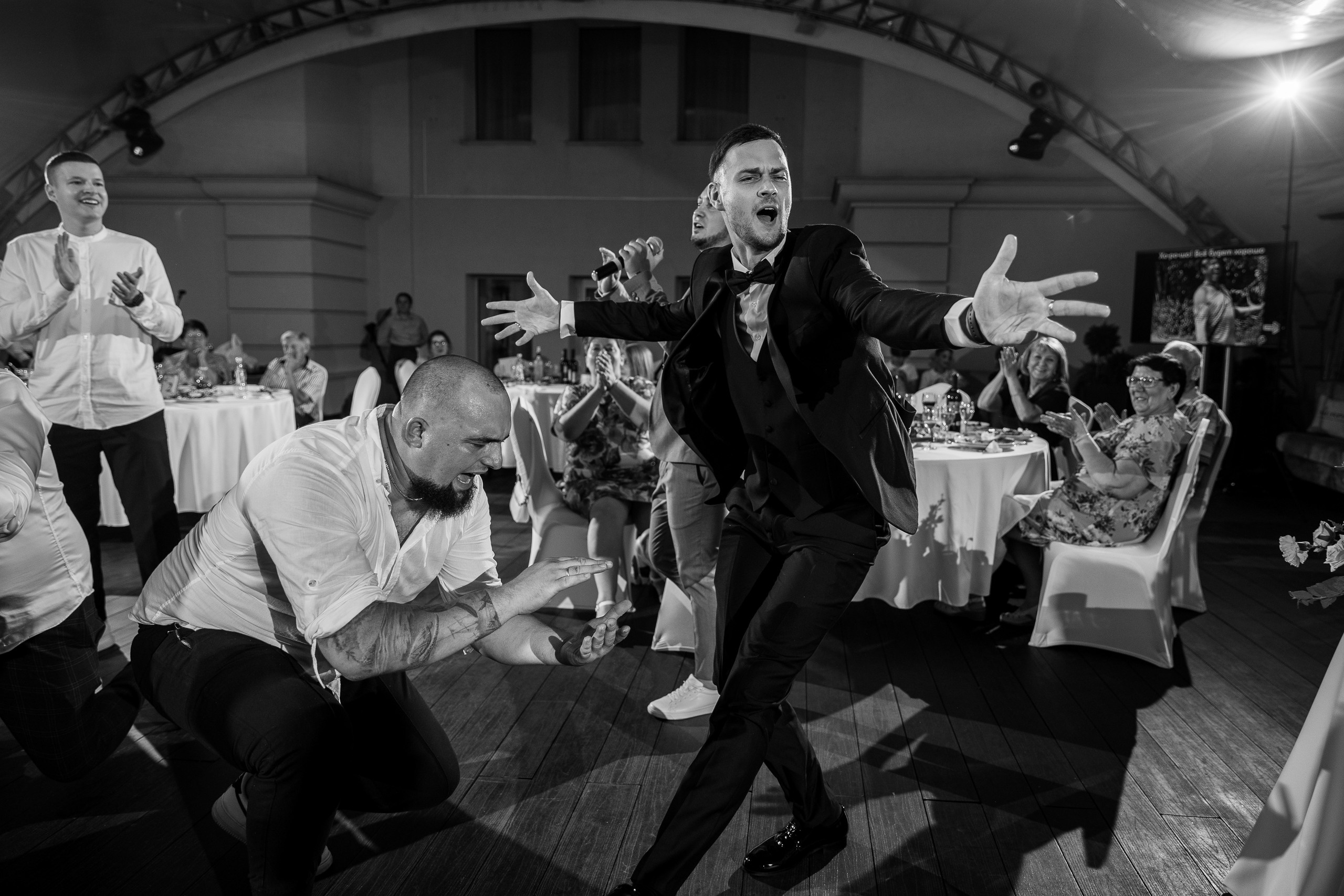 Здравствуйте! Я&nbsp;свадебный фотограф из&nbsp;Ульяновска, работаю в&nbsp;том числе по&nbsp;всей России и&nbsp;с&nbsp;выездом за&nbsp;границу. Снимаю свадьбы, lovestory, корпоративы, светский репортаж. Провожу обучение по&nbsp;фотографии, мастер-классы и&nbsp;воркшопы для других фотографов.