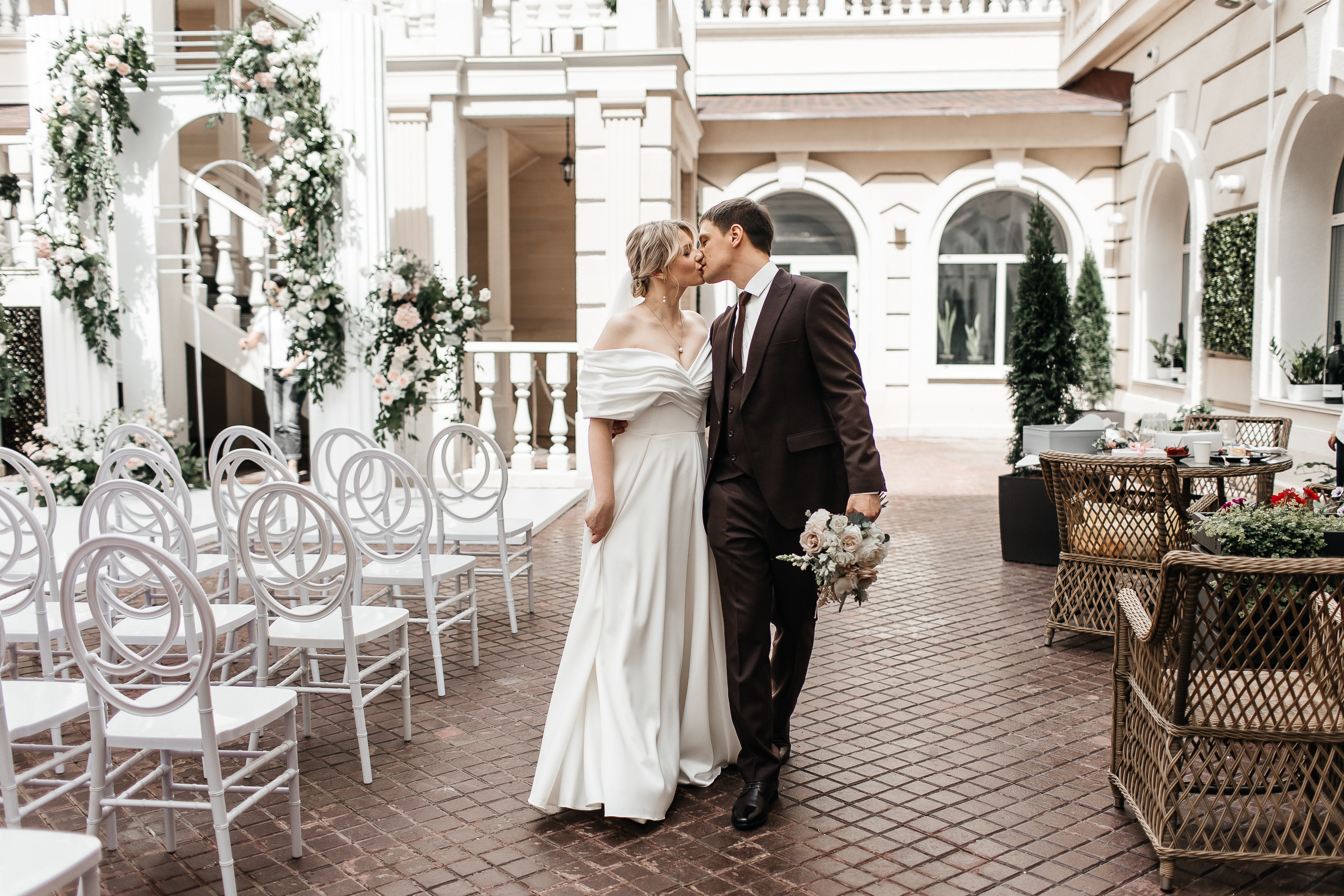 Здравствуйте! Я&nbsp;свадебный фотограф из&nbsp;Ульяновска, работаю в&nbsp;том числе по&nbsp;всей России и&nbsp;с&nbsp;выездом за&nbsp;границу. Снимаю свадьбы, lovestory, корпоративы, светский репортаж. Провожу обучение по&nbsp;фотографии, мастер-классы и&nbsp;воркшопы для других фотографов.