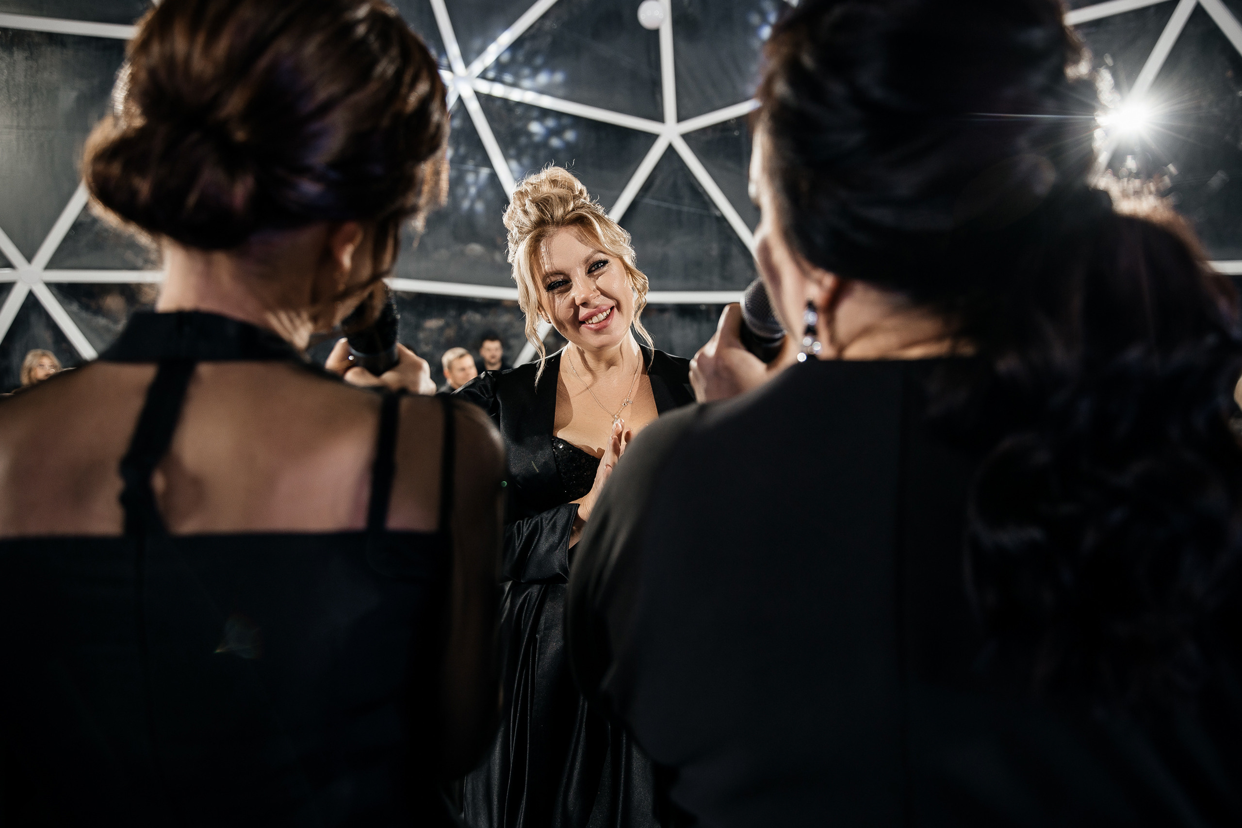 Здравствуйте! Я свадебный фотограф из Ульяновска, работаю в том числе по всей России и с выездом за границу. Снимаю свадьбы, lovestory, корпоративы, светский репортаж. Провожу обучение по фотографии, мастер-классы и воркшопы для других фотографов.