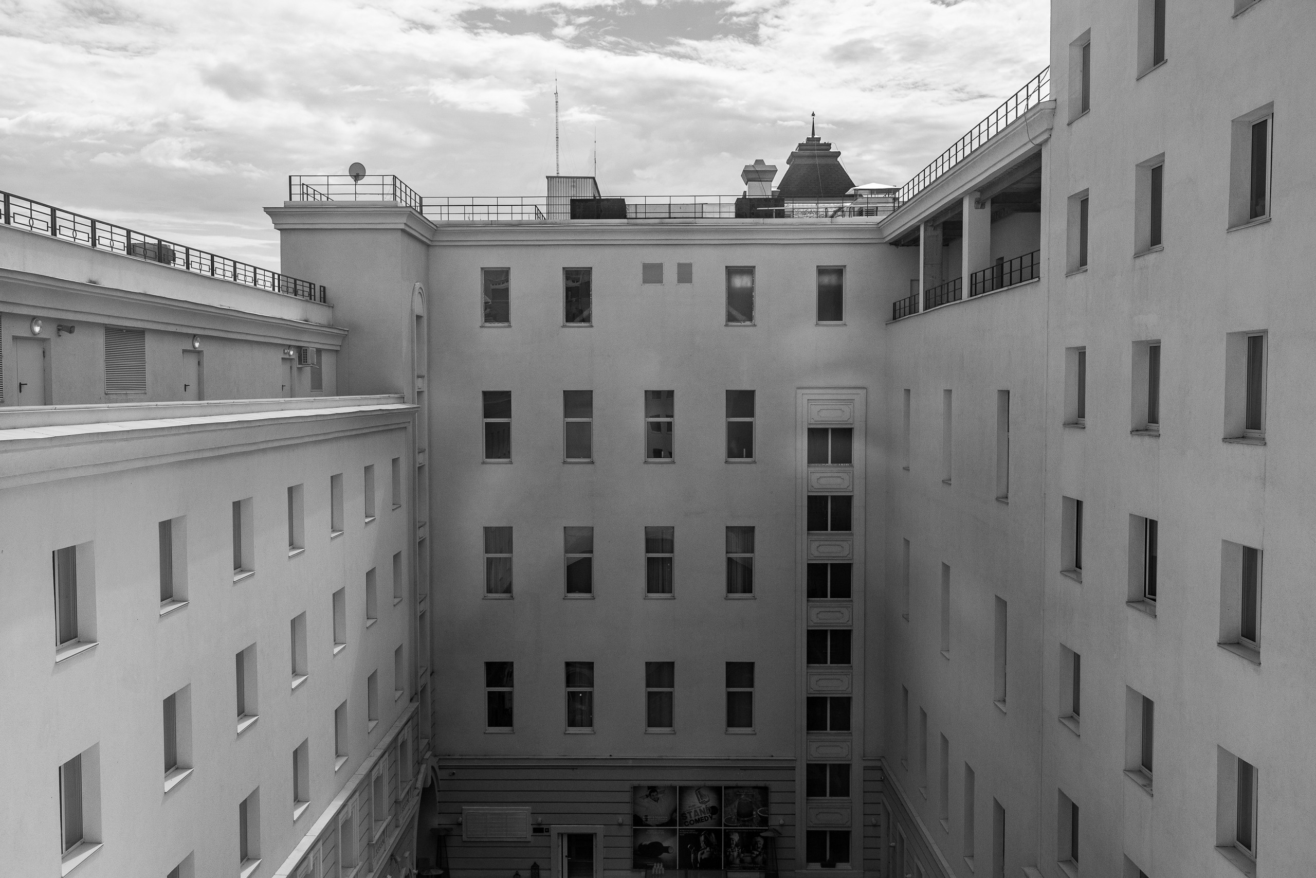 Здравствуйте! Я&nbsp;свадебный фотограф из&nbsp;Ульяновска, работаю в&nbsp;том числе по&nbsp;всей России и&nbsp;с&nbsp;выездом за&nbsp;границу. Снимаю свадьбы, lovestory, корпоративы, светский репортаж. Провожу обучение по&nbsp;фотографии, мастер-классы и&nbsp;воркшопы для других фотографов.