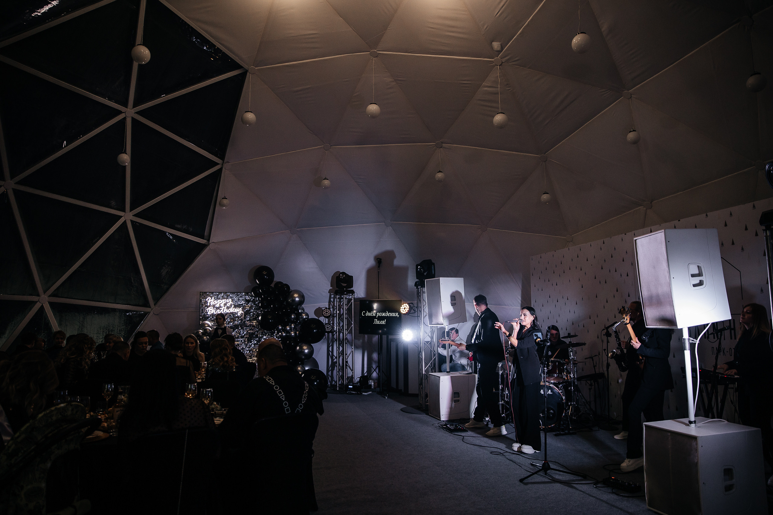 Здравствуйте! Я свадебный фотограф из Ульяновска, работаю в том числе по всей России и с выездом за границу. Снимаю свадьбы, lovestory, корпоративы, светский репортаж. Провожу обучение по фотографии, мастер-классы и воркшопы для других фотографов.