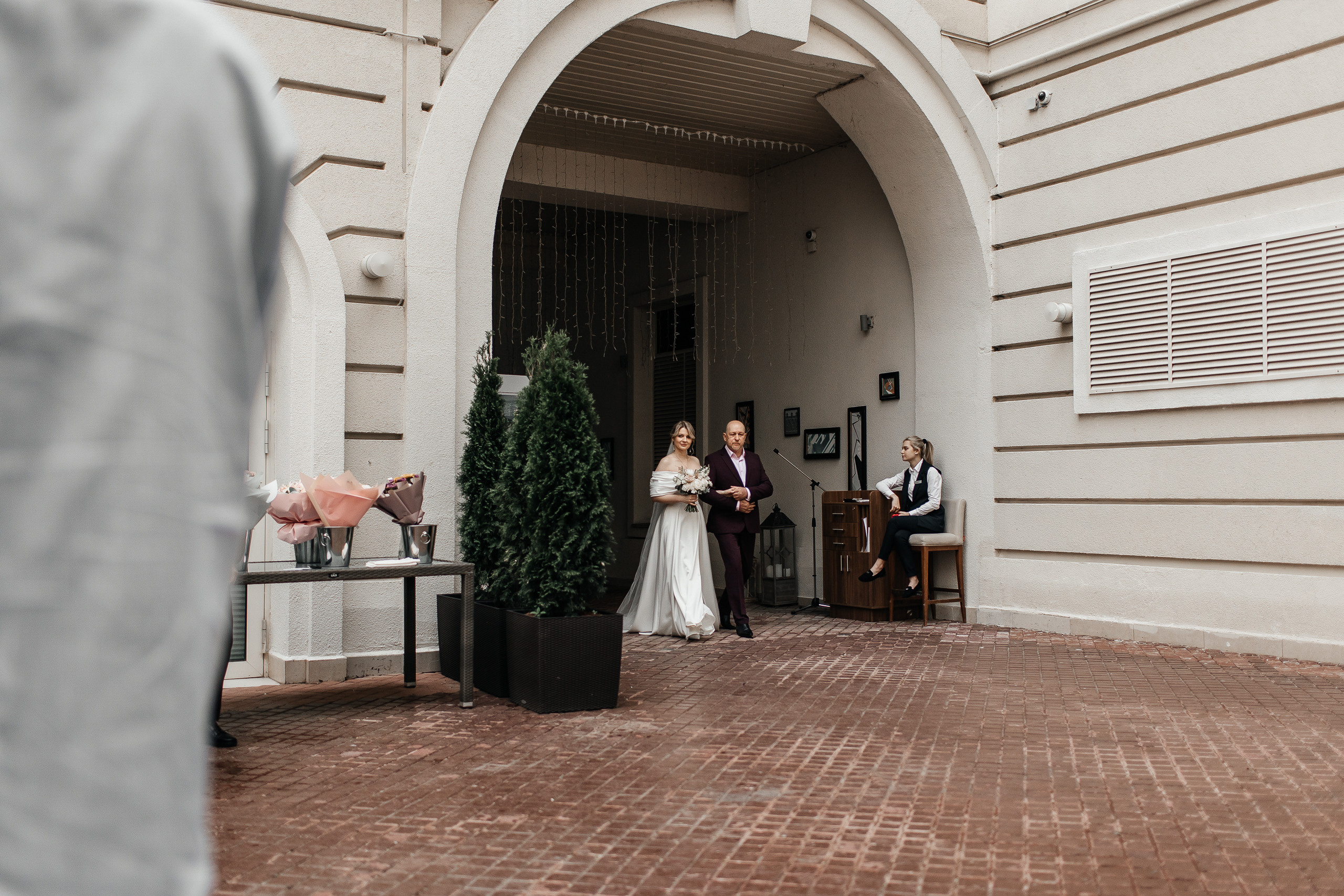 Здравствуйте! Я&nbsp;свадебный фотограф из&nbsp;Ульяновска, работаю в&nbsp;том числе по&nbsp;всей России и&nbsp;с&nbsp;выездом за&nbsp;границу. Снимаю свадьбы, lovestory, корпоративы, светский репортаж. Провожу обучение по&nbsp;фотографии, мастер-классы и&nbsp;воркшопы для других фотографов.