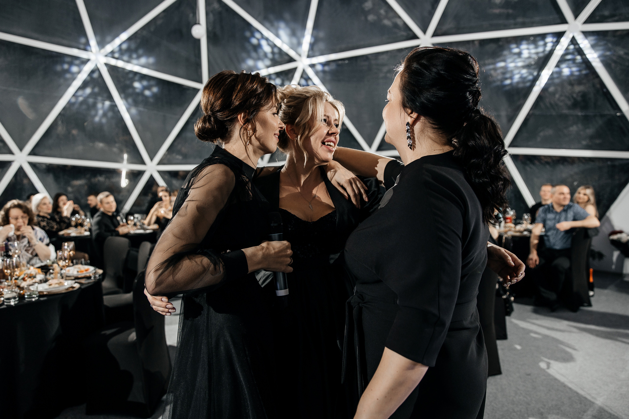 Здравствуйте! Я свадебный фотограф из Ульяновска, работаю в том числе по всей России и с выездом за границу. Снимаю свадьбы, lovestory, корпоративы, светский репортаж. Провожу обучение по фотографии, мастер-классы и воркшопы для других фотографов.