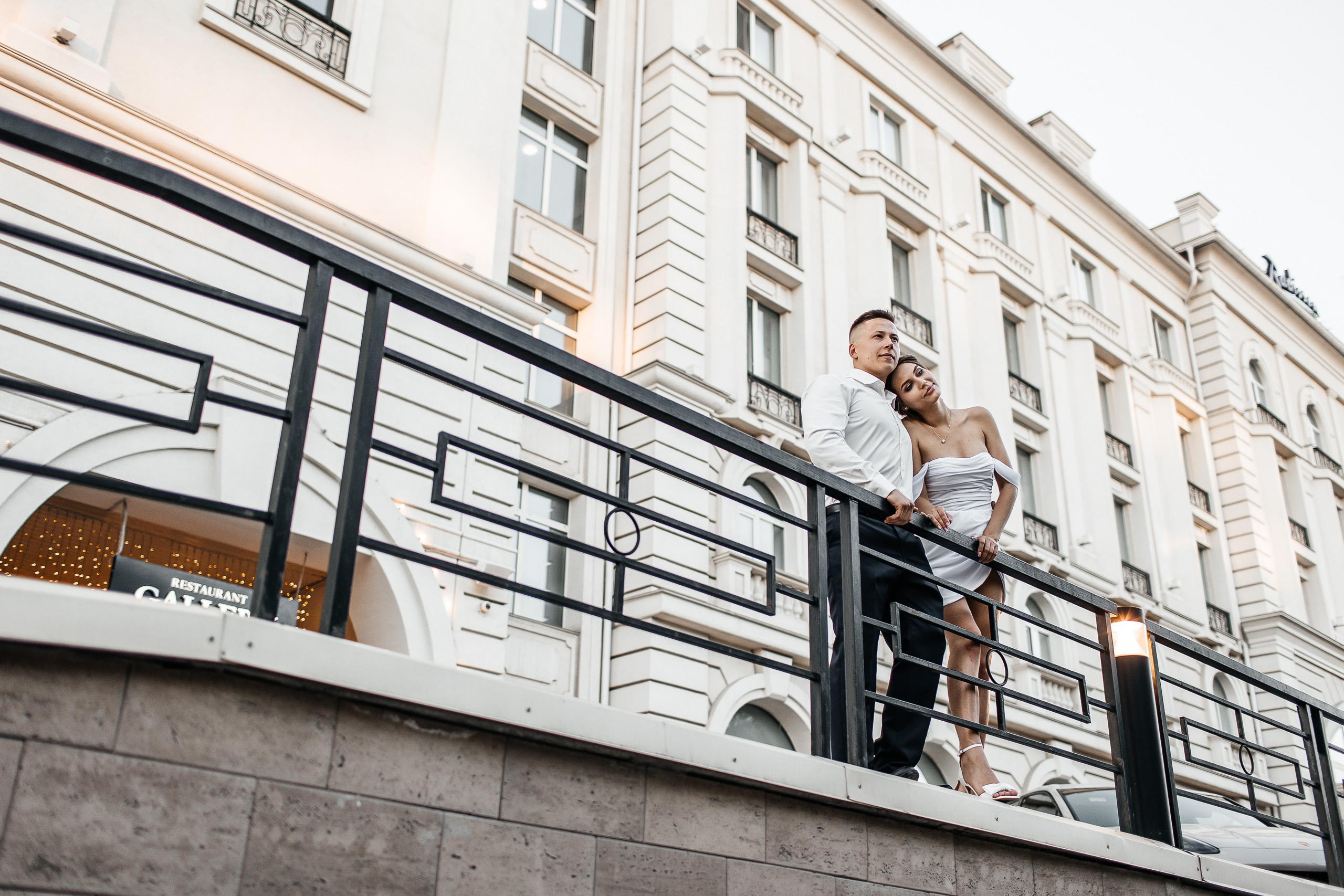 Здравствуйте! Я&nbsp;свадебный фотограф из&nbsp;Ульяновска, работаю в&nbsp;том числе по&nbsp;всей России и&nbsp;с&nbsp;выездом за&nbsp;границу. Снимаю свадьбы, lovestory, корпоративы, светский репортаж. Провожу обучение по&nbsp;фотографии, мастер-классы и&nbsp;воркшопы для других фотографов.