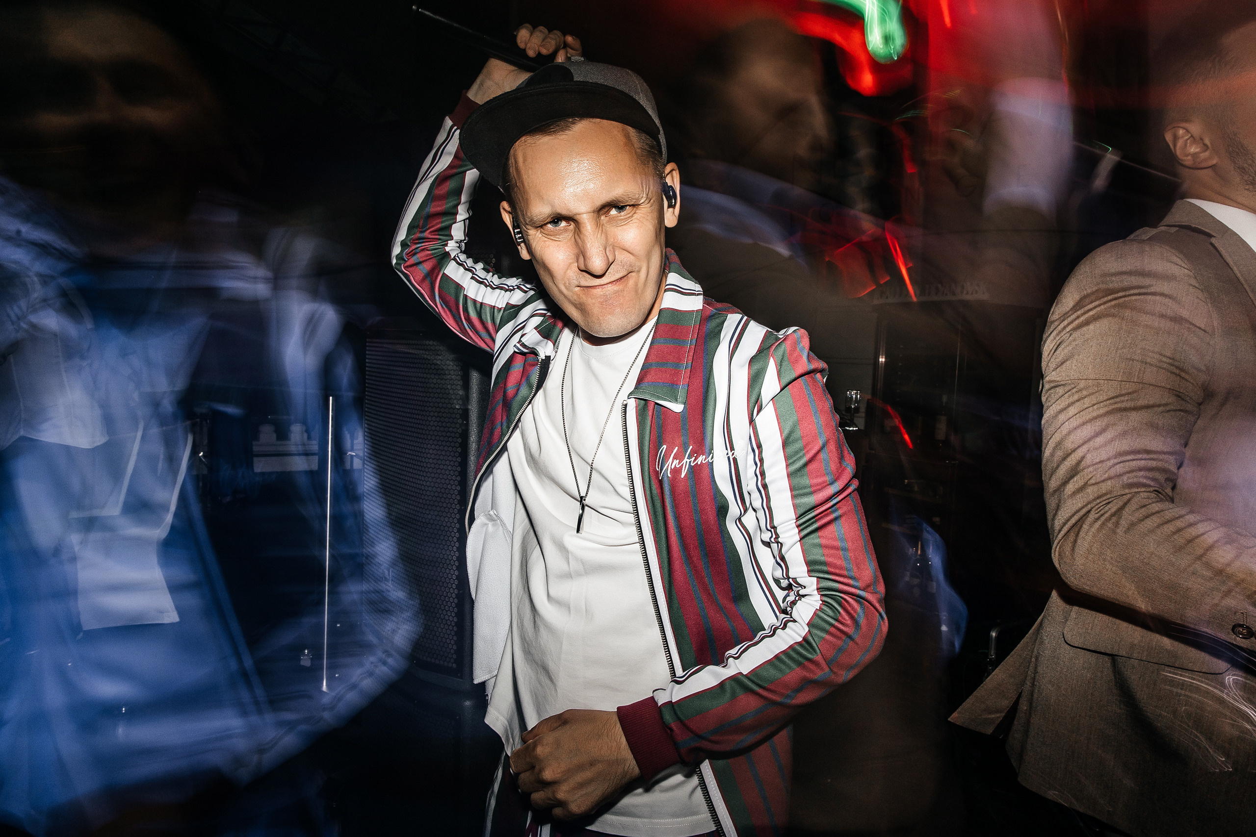 Здравствуйте! Я&nbsp;свадебный фотограф из&nbsp;Ульяновска, работаю в&nbsp;том числе по&nbsp;всей России и&nbsp;с&nbsp;выездом за&nbsp;границу. Снимаю свадьбы, lovestory, корпоративы, светский репортаж. Провожу обучение по&nbsp;фотографии, мастер-классы и&nbsp;воркшопы для других фотографов.