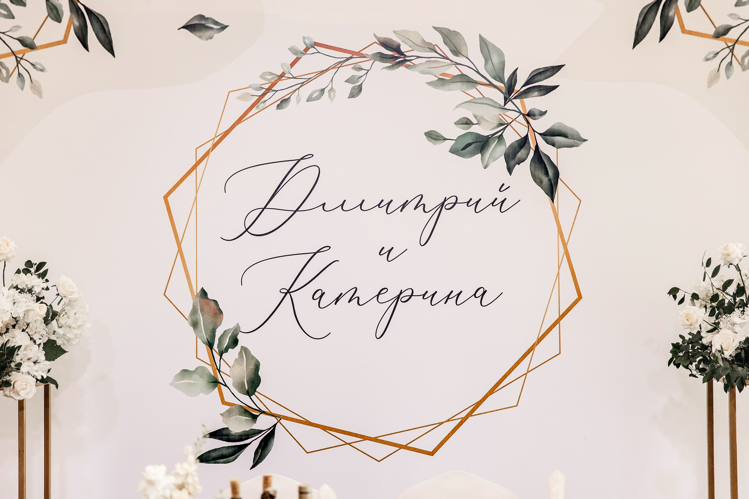 Здравствуйте! Я&nbsp;свадебный фотограф из&nbsp;Ульяновска, работаю в&nbsp;том числе по&nbsp;всей России и&nbsp;с&nbsp;выездом за&nbsp;границу. Снимаю свадьбы, lovestory, корпоративы, светский репортаж. Провожу обучение по&nbsp;фотографии, мастер-классы и&nbsp;воркшопы для других фотографов.