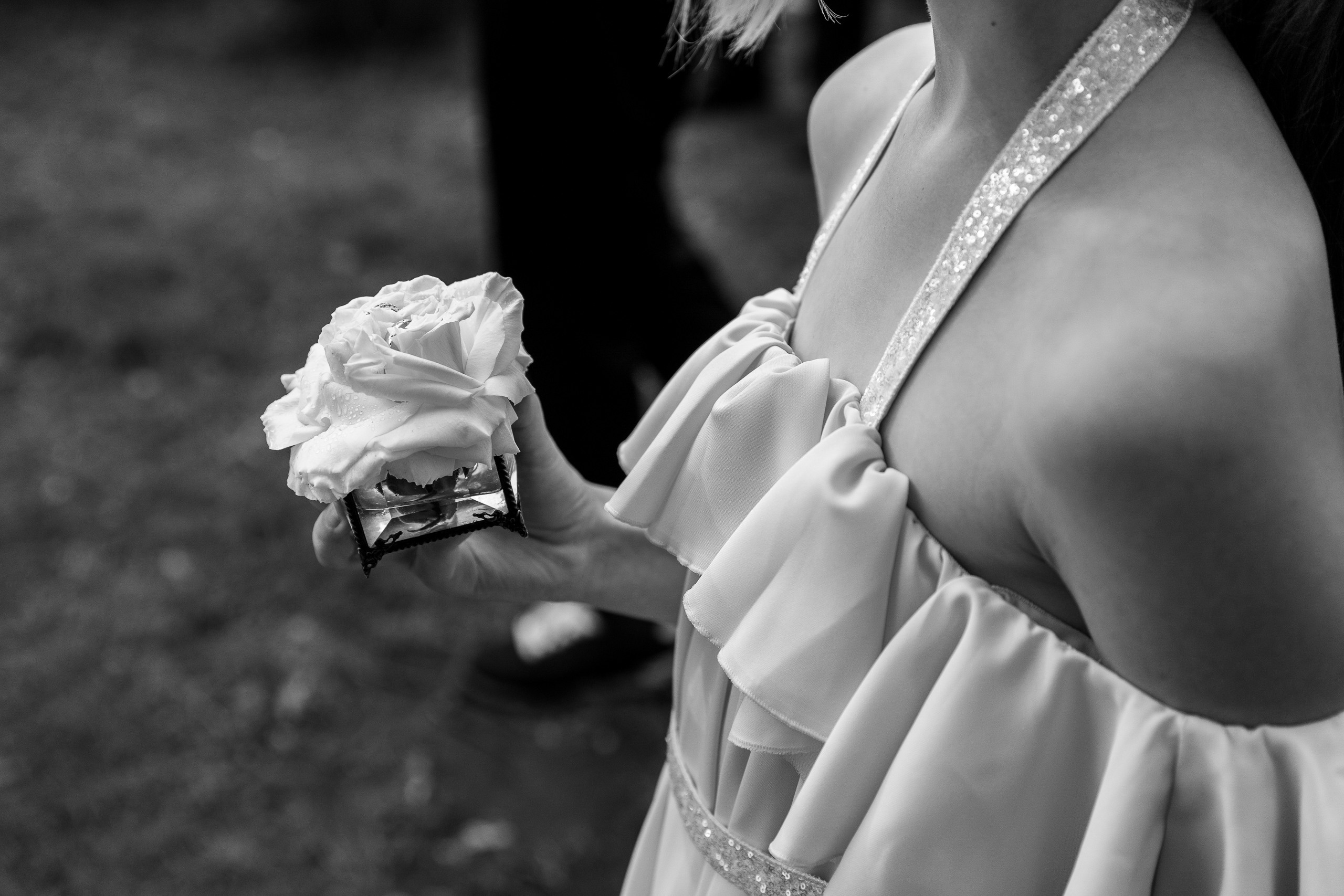 Здравствуйте! Я&nbsp;свадебный фотограф из&nbsp;Ульяновска, работаю в&nbsp;том числе по&nbsp;всей России и&nbsp;с&nbsp;выездом за&nbsp;границу. Снимаю свадьбы, lovestory, корпоративы, светский репортаж. Провожу обучение по&nbsp;фотографии, мастер-классы и&nbsp;воркшопы для других фотографов.