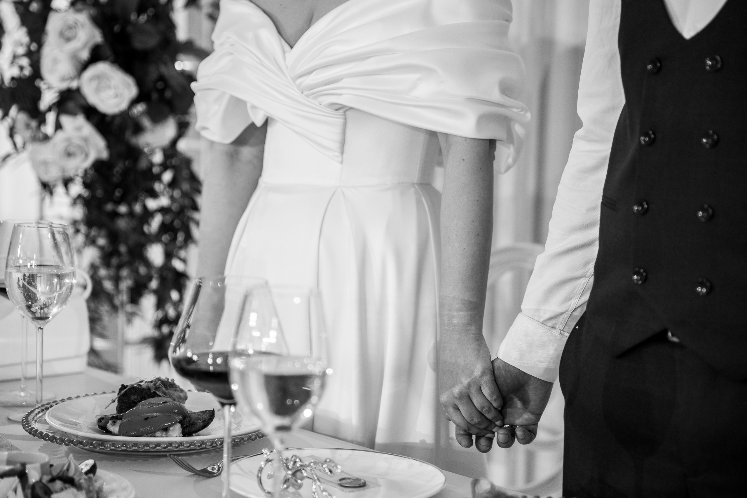 Здравствуйте! Я&nbsp;свадебный фотограф из&nbsp;Ульяновска, работаю в&nbsp;том числе по&nbsp;всей России и&nbsp;с&nbsp;выездом за&nbsp;границу. Снимаю свадьбы, lovestory, корпоративы, светский репортаж. Провожу обучение по&nbsp;фотографии, мастер-классы и&nbsp;воркшопы для других фотографов.