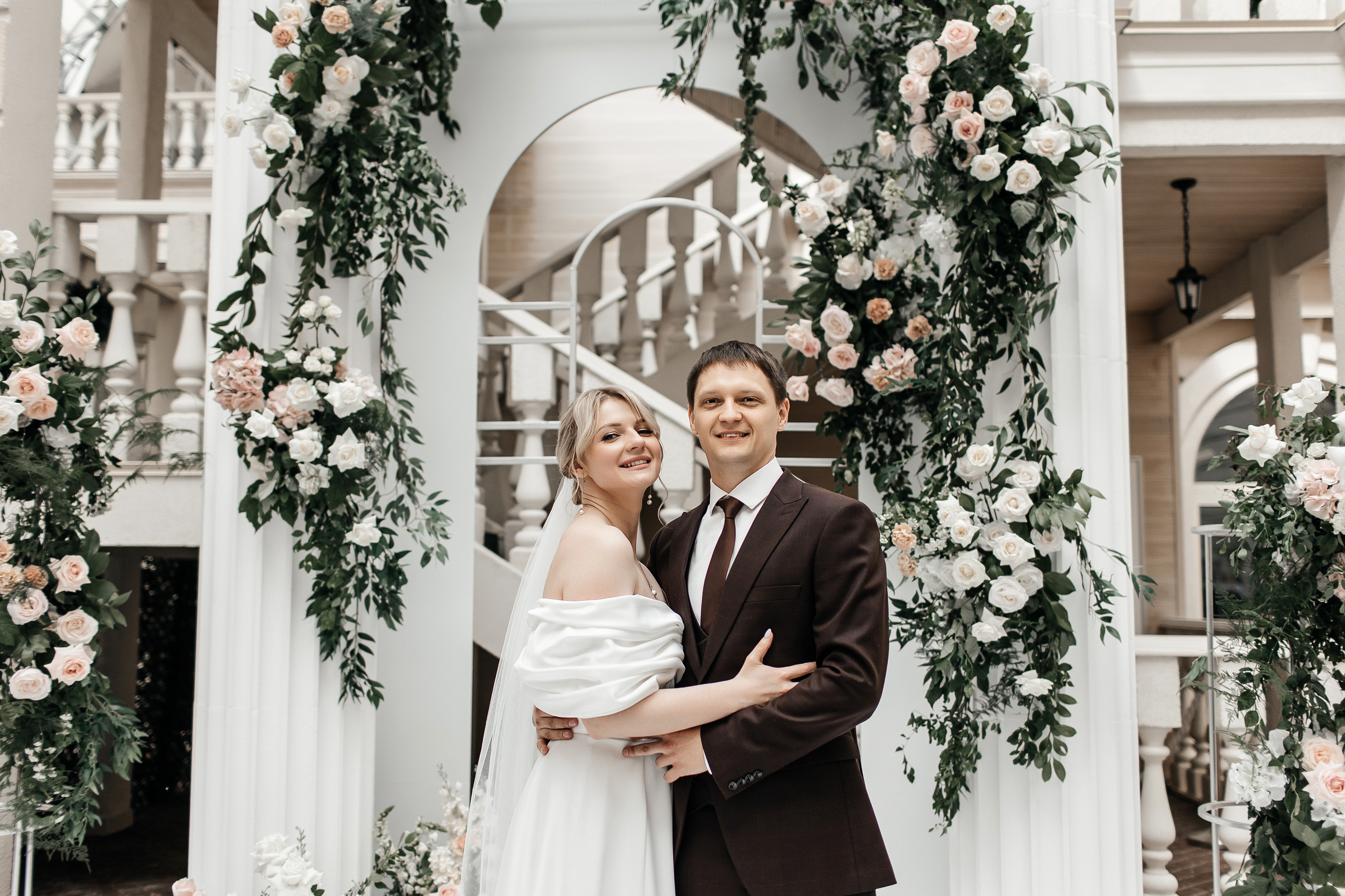 Здравствуйте! Я&nbsp;свадебный фотограф из&nbsp;Ульяновска, работаю в&nbsp;том числе по&nbsp;всей России и&nbsp;с&nbsp;выездом за&nbsp;границу. Снимаю свадьбы, lovestory, корпоративы, светский репортаж. Провожу обучение по&nbsp;фотографии, мастер-классы и&nbsp;воркшопы для других фотографов.