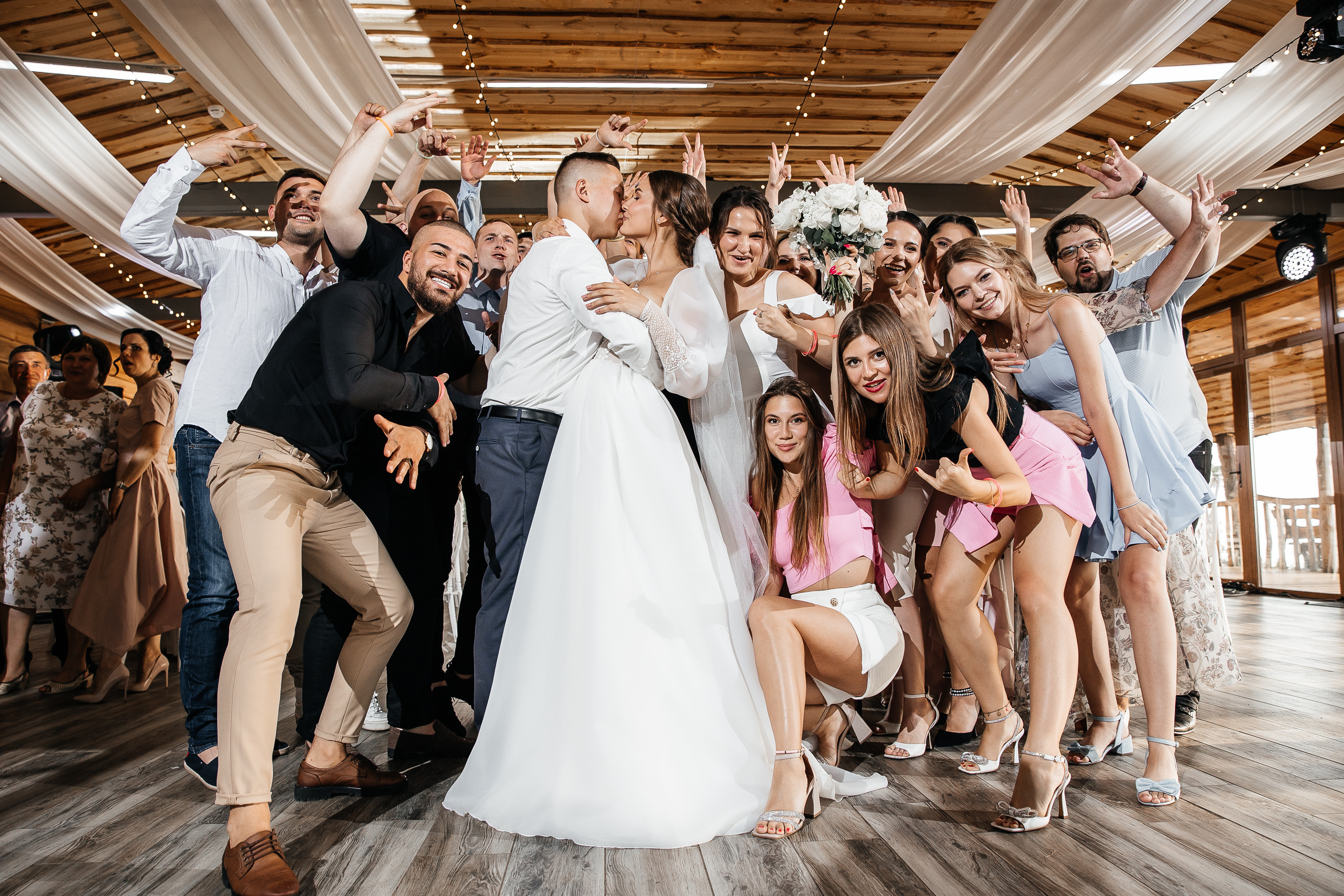 Здравствуйте! Я&nbsp;свадебный фотограф из&nbsp;Ульяновска, работаю в&nbsp;том числе по&nbsp;всей России и&nbsp;с&nbsp;выездом за&nbsp;границу. Снимаю свадьбы, lovestory, корпоративы, светский репортаж. Провожу обучение по&nbsp;фотографии, мастер-классы и&nbsp;воркшопы для других фотографов.