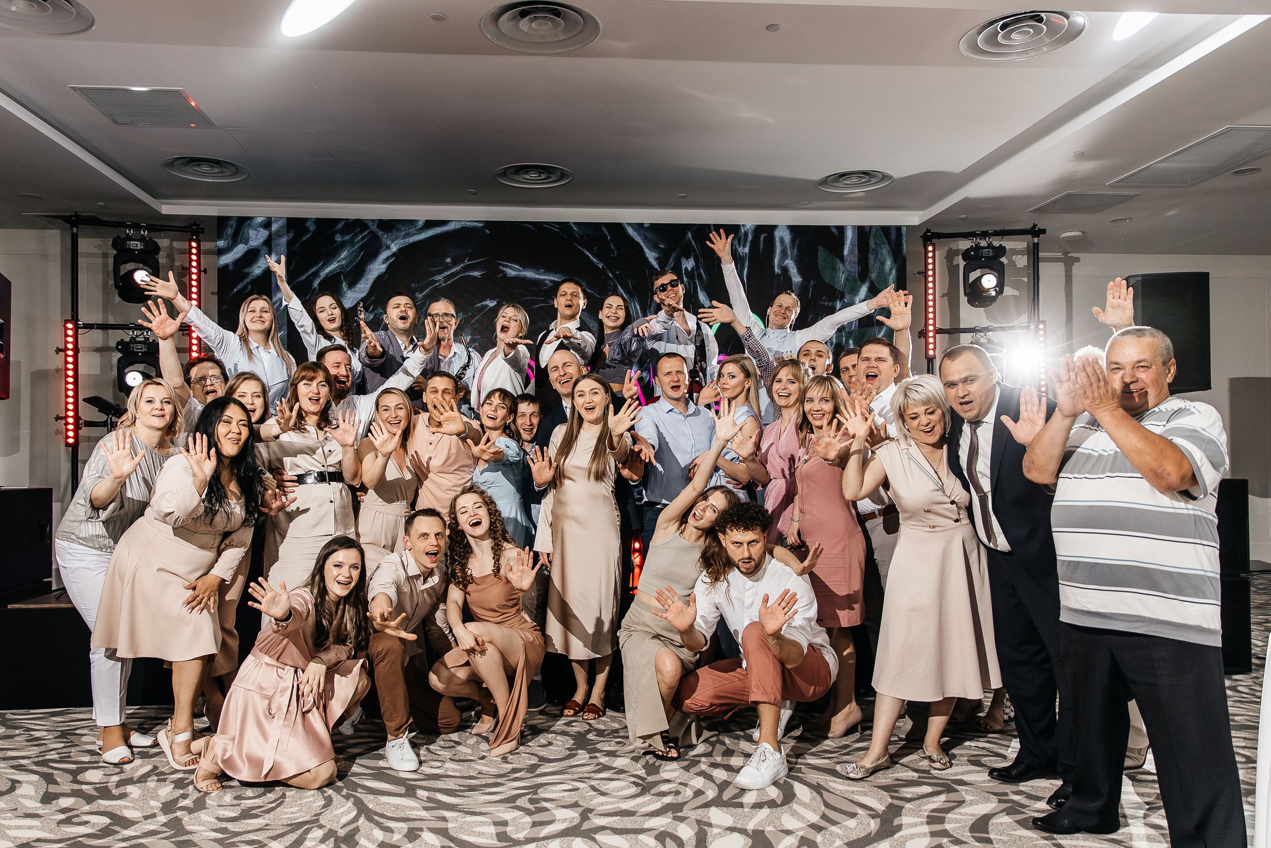 Здравствуйте! Я&nbsp;свадебный фотограф из&nbsp;Ульяновска, работаю в&nbsp;том числе по&nbsp;всей России и&nbsp;с&nbsp;выездом за&nbsp;границу. Снимаю свадьбы, lovestory, корпоративы, светский репортаж. Провожу обучение по&nbsp;фотографии, мастер-классы и&nbsp;воркшопы для других фотографов.