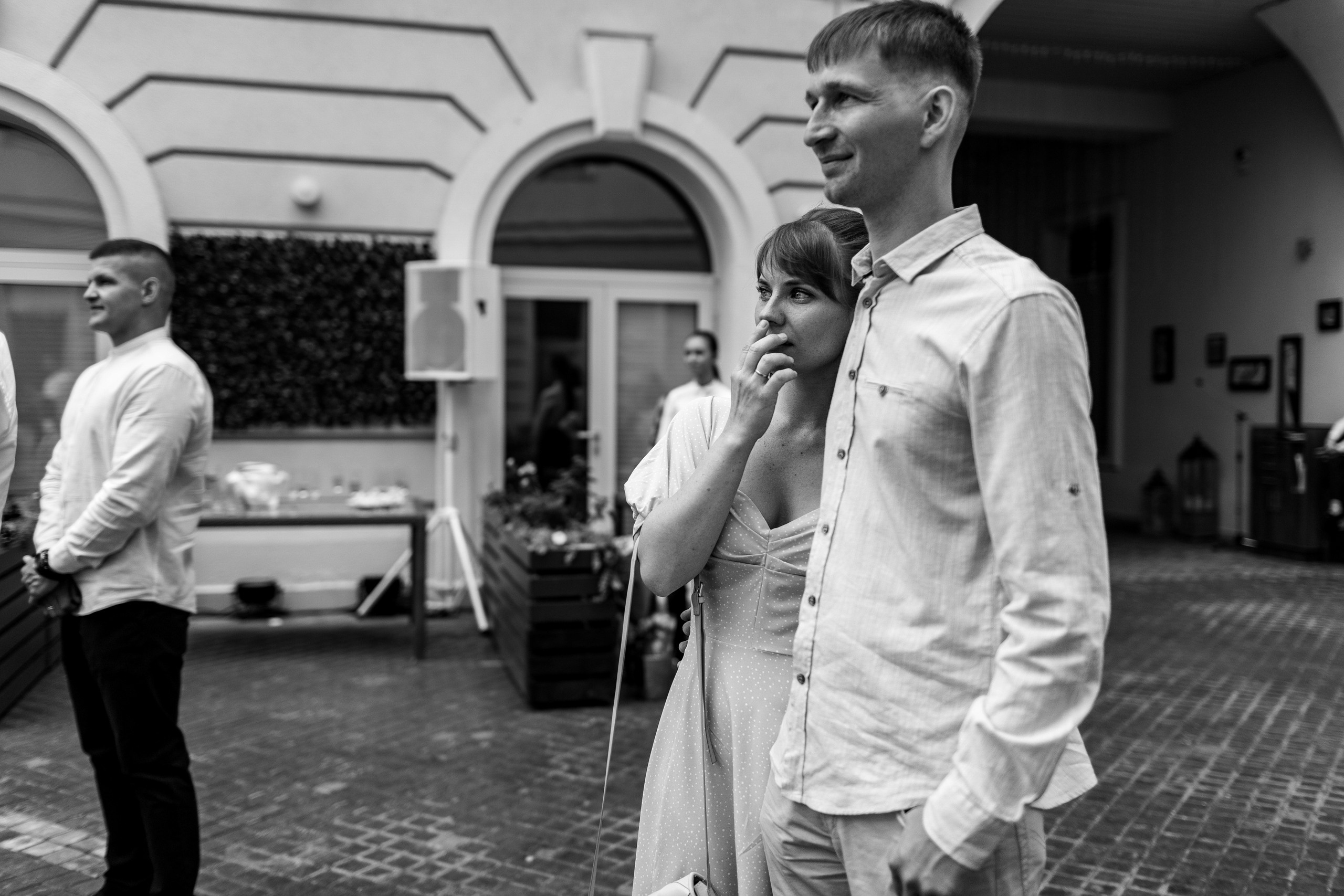 Здравствуйте! Я&nbsp;свадебный фотограф из&nbsp;Ульяновска, работаю в&nbsp;том числе по&nbsp;всей России и&nbsp;с&nbsp;выездом за&nbsp;границу. Снимаю свадьбы, lovestory, корпоративы, светский репортаж. Провожу обучение по&nbsp;фотографии, мастер-классы и&nbsp;воркшопы для других фотографов.