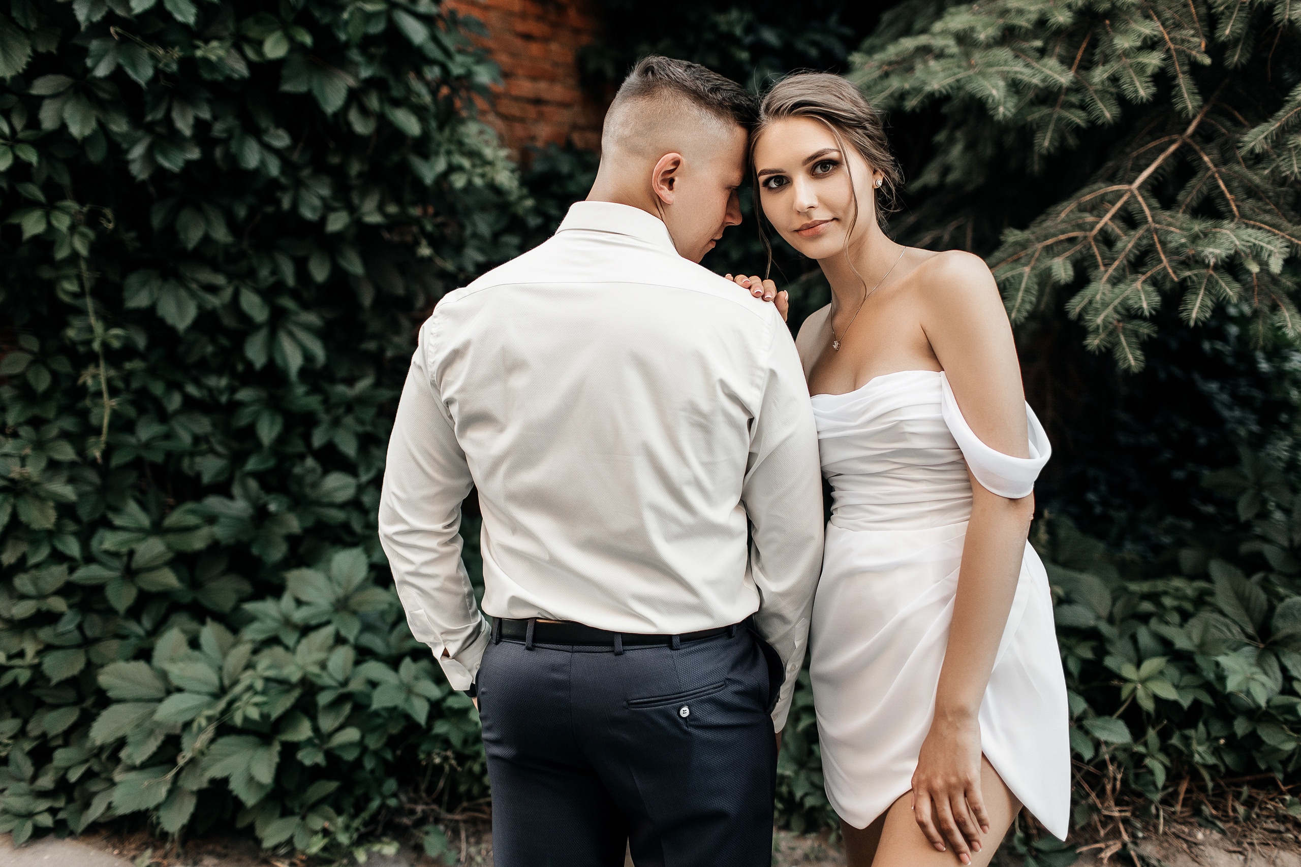 Здравствуйте! Я&nbsp;свадебный фотограф из&nbsp;Ульяновска, работаю в&nbsp;том числе по&nbsp;всей России и&nbsp;с&nbsp;выездом за&nbsp;границу. Снимаю свадьбы, lovestory, корпоративы, светский репортаж. Провожу обучение по&nbsp;фотографии, мастер-классы и&nbsp;воркшопы для других фотографов.