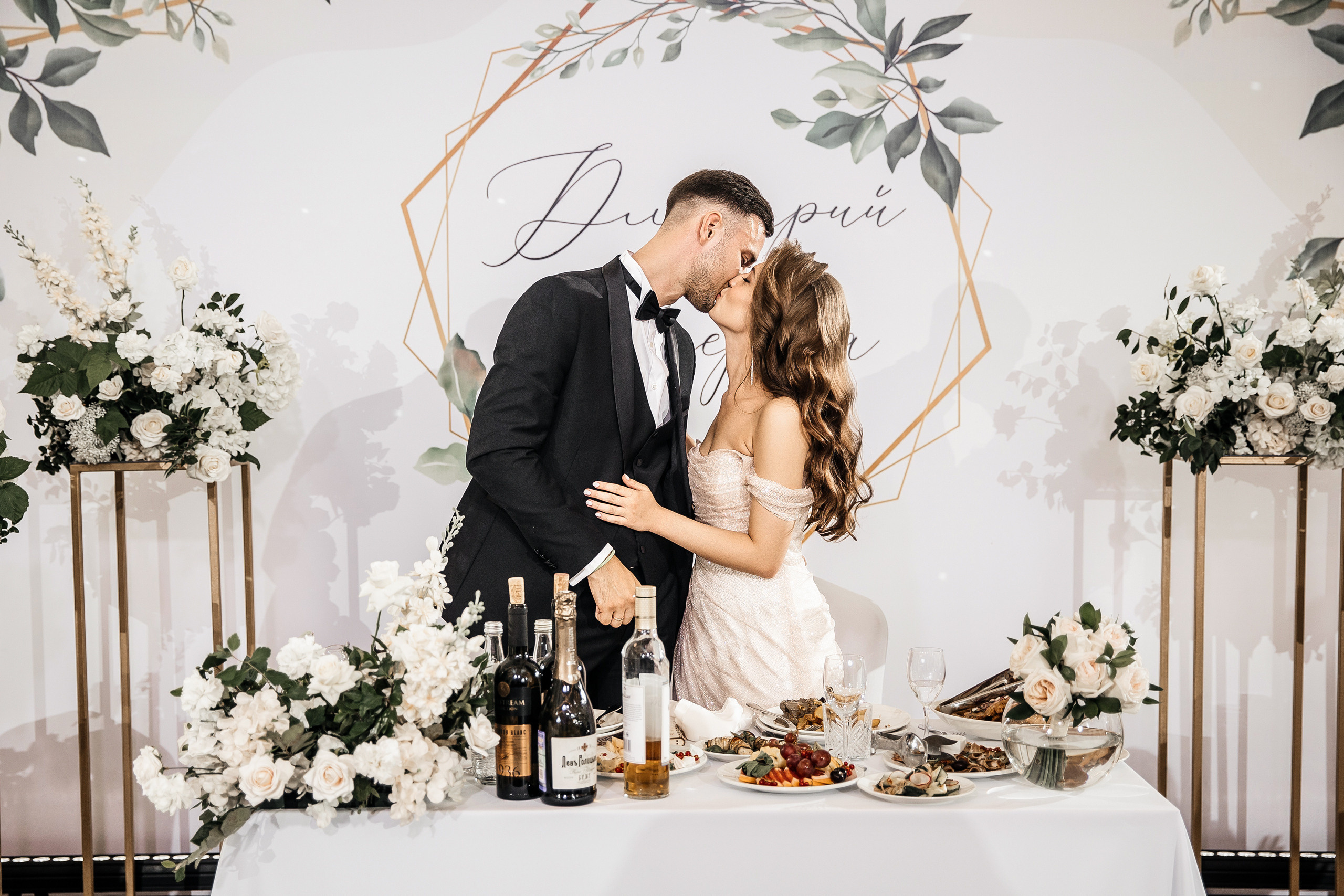 Здравствуйте! Я&nbsp;свадебный фотограф из&nbsp;Ульяновска, работаю в&nbsp;том числе по&nbsp;всей России и&nbsp;с&nbsp;выездом за&nbsp;границу. Снимаю свадьбы, lovestory, корпоративы, светский репортаж. Провожу обучение по&nbsp;фотографии, мастер-классы и&nbsp;воркшопы для других фотографов.