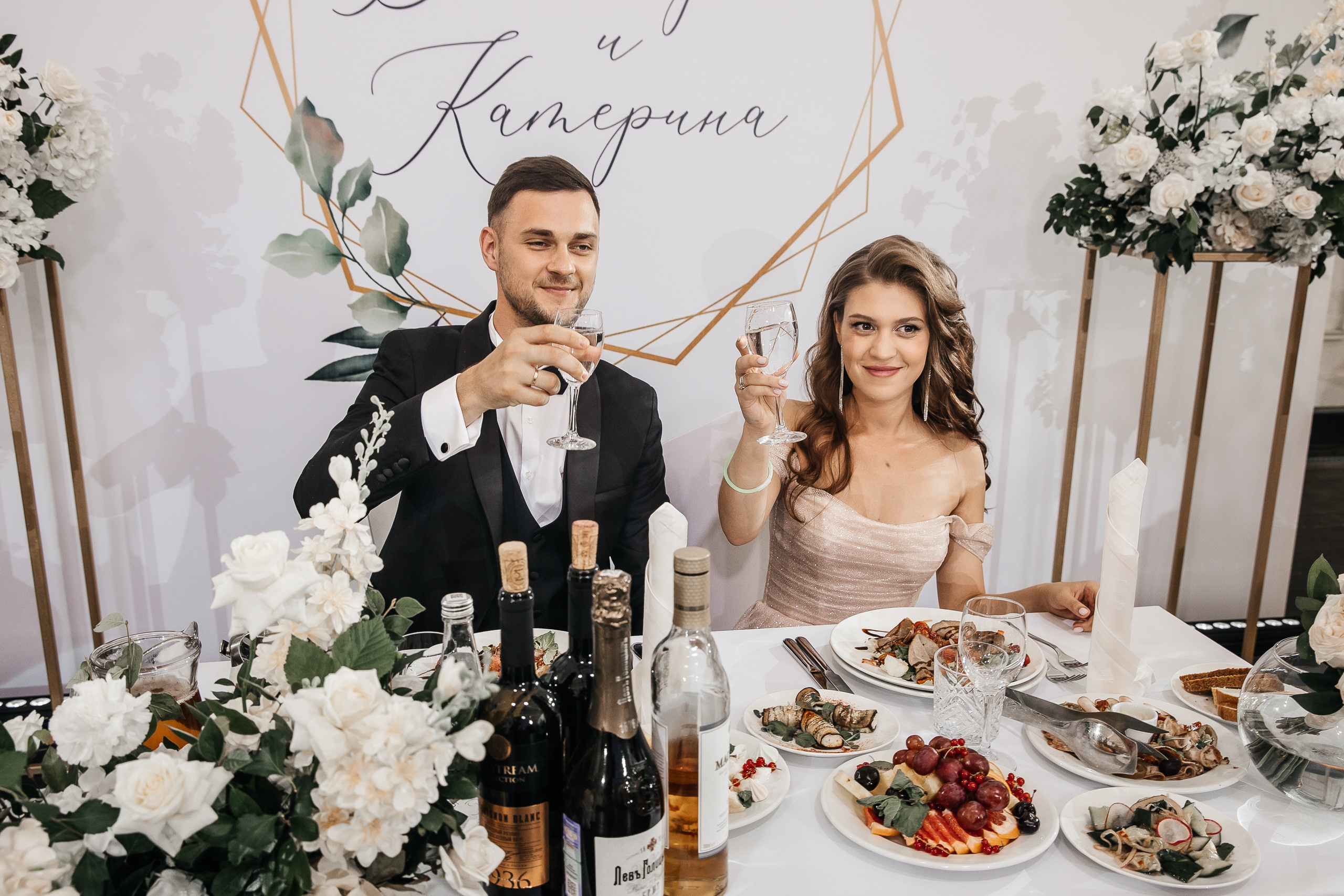 Здравствуйте! Я&nbsp;свадебный фотограф из&nbsp;Ульяновска, работаю в&nbsp;том числе по&nbsp;всей России и&nbsp;с&nbsp;выездом за&nbsp;границу. Снимаю свадьбы, lovestory, корпоративы, светский репортаж. Провожу обучение по&nbsp;фотографии, мастер-классы и&nbsp;воркшопы для других фотографов.