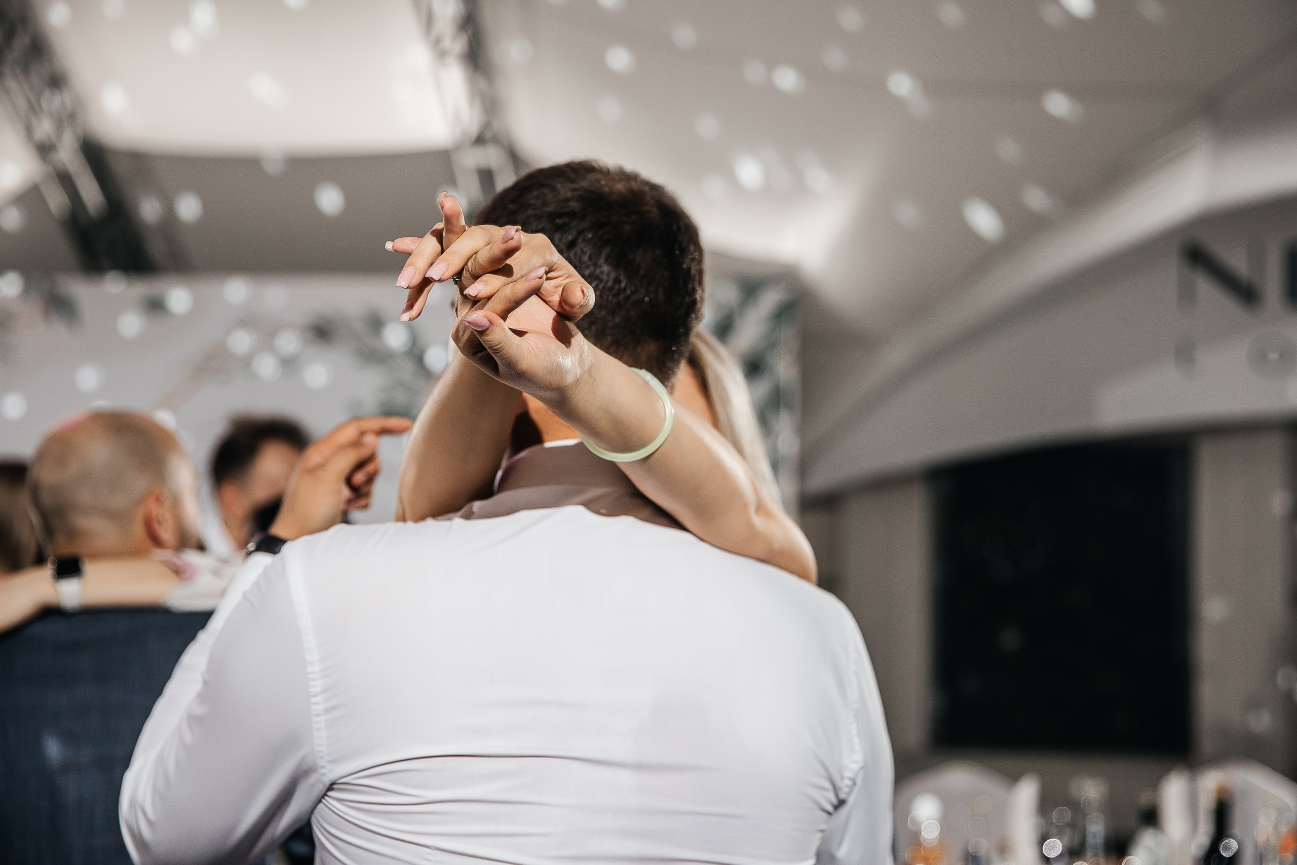 Здравствуйте! Я&nbsp;свадебный фотограф из&nbsp;Ульяновска, работаю в&nbsp;том числе по&nbsp;всей России и&nbsp;с&nbsp;выездом за&nbsp;границу. Снимаю свадьбы, lovestory, корпоративы, светский репортаж. Провожу обучение по&nbsp;фотографии, мастер-классы и&nbsp;воркшопы для других фотографов.