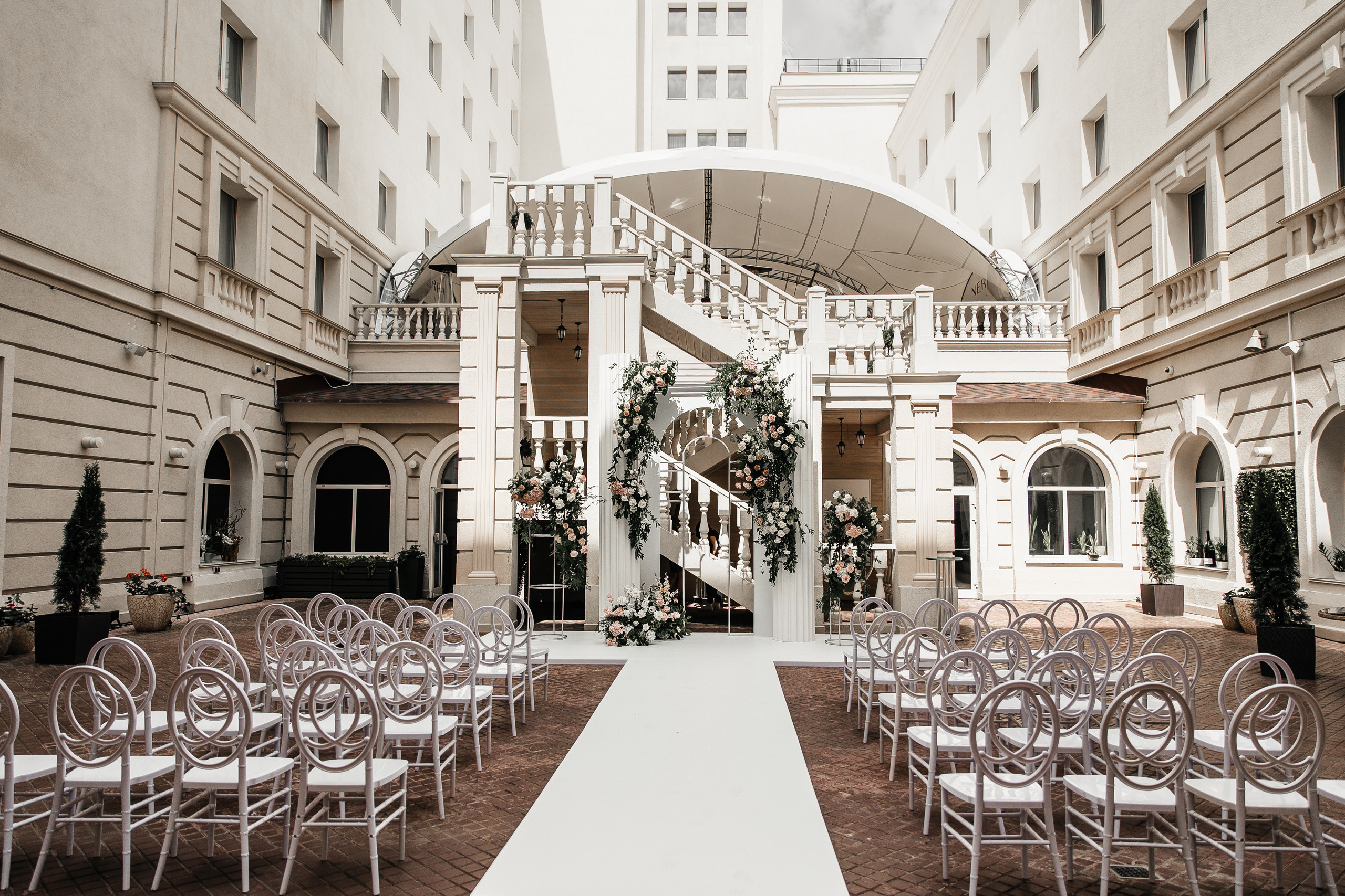 Здравствуйте! Я&nbsp;свадебный фотограф из&nbsp;Ульяновска, работаю в&nbsp;том числе по&nbsp;всей России и&nbsp;с&nbsp;выездом за&nbsp;границу. Снимаю свадьбы, lovestory, корпоративы, светский репортаж. Провожу обучение по&nbsp;фотографии, мастер-классы и&nbsp;воркшопы для других фотографов.