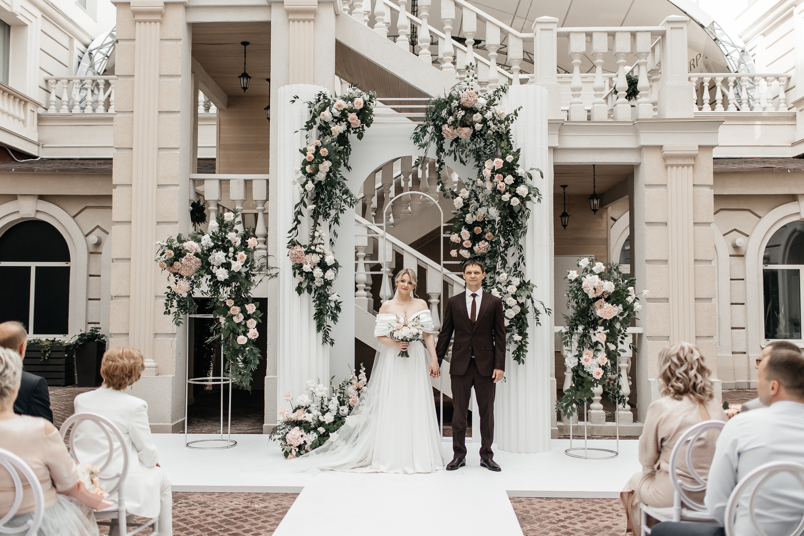 Здравствуйте! Я&nbsp;свадебный фотограф из&nbsp;Ульяновска, работаю в&nbsp;том числе по&nbsp;всей России и&nbsp;с&nbsp;выездом за&nbsp;границу. Снимаю свадьбы, lovestory, корпоративы, светский репортаж. Провожу обучение по&nbsp;фотографии, мастер-классы и&nbsp;воркшопы для других фотографов.