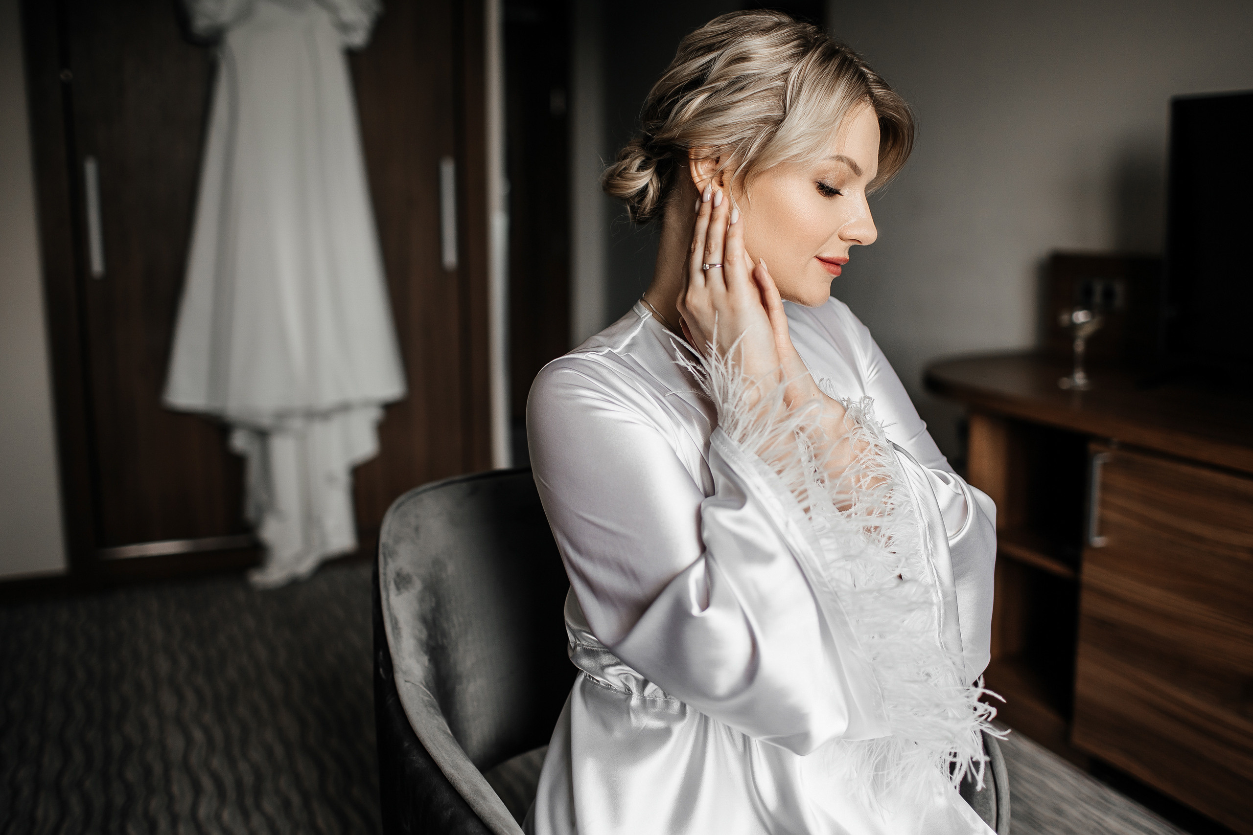 Здравствуйте! Я&nbsp;свадебный фотограф из&nbsp;Ульяновска, работаю в&nbsp;том числе по&nbsp;всей России и&nbsp;с&nbsp;выездом за&nbsp;границу. Снимаю свадьбы, lovestory, корпоративы, светский репортаж. Провожу обучение по&nbsp;фотографии, мастер-классы и&nbsp;воркшопы для других фотографов.