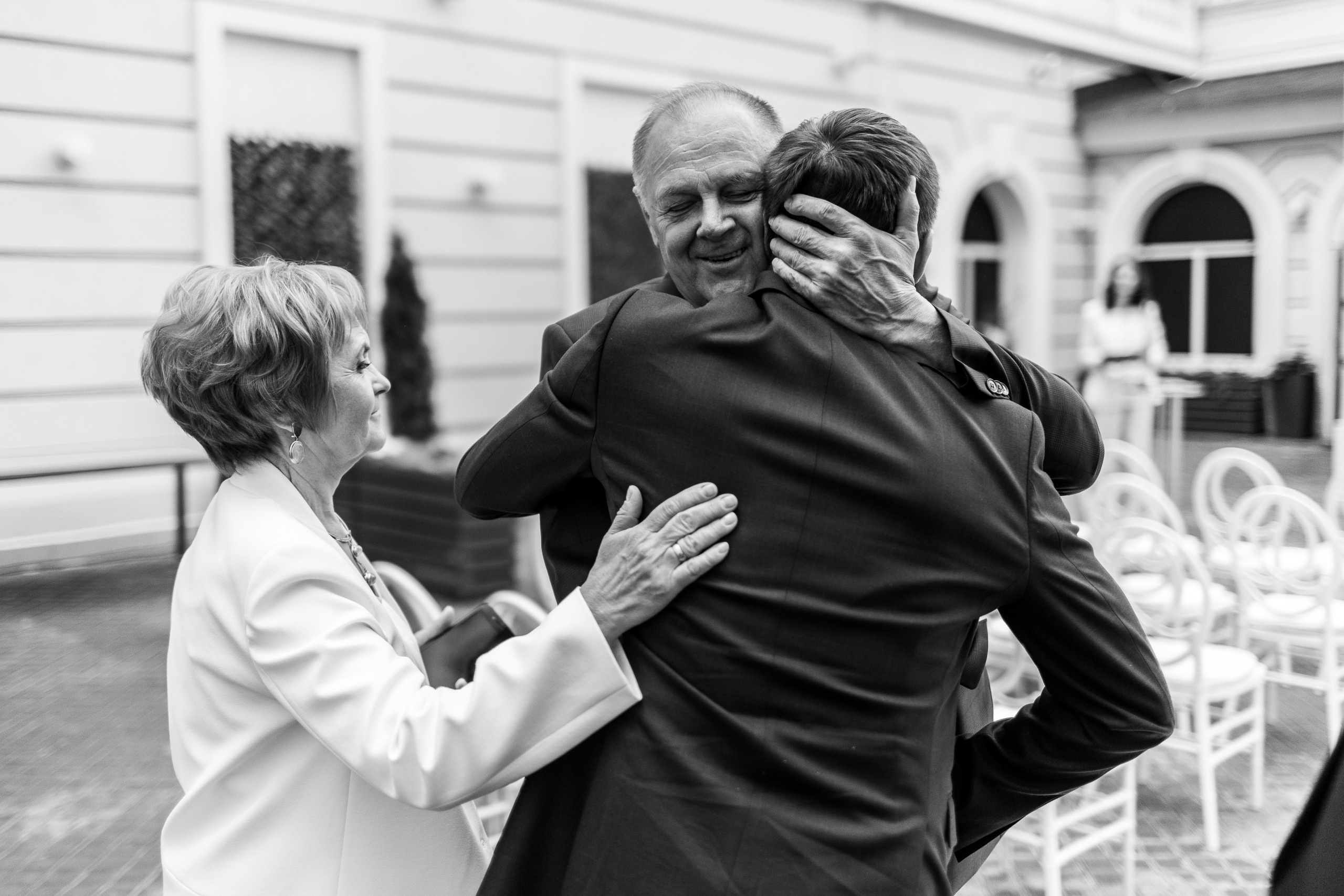 Здравствуйте! Я&nbsp;свадебный фотограф из&nbsp;Ульяновска, работаю в&nbsp;том числе по&nbsp;всей России и&nbsp;с&nbsp;выездом за&nbsp;границу. Снимаю свадьбы, lovestory, корпоративы, светский репортаж. Провожу обучение по&nbsp;фотографии, мастер-классы и&nbsp;воркшопы для других фотографов.