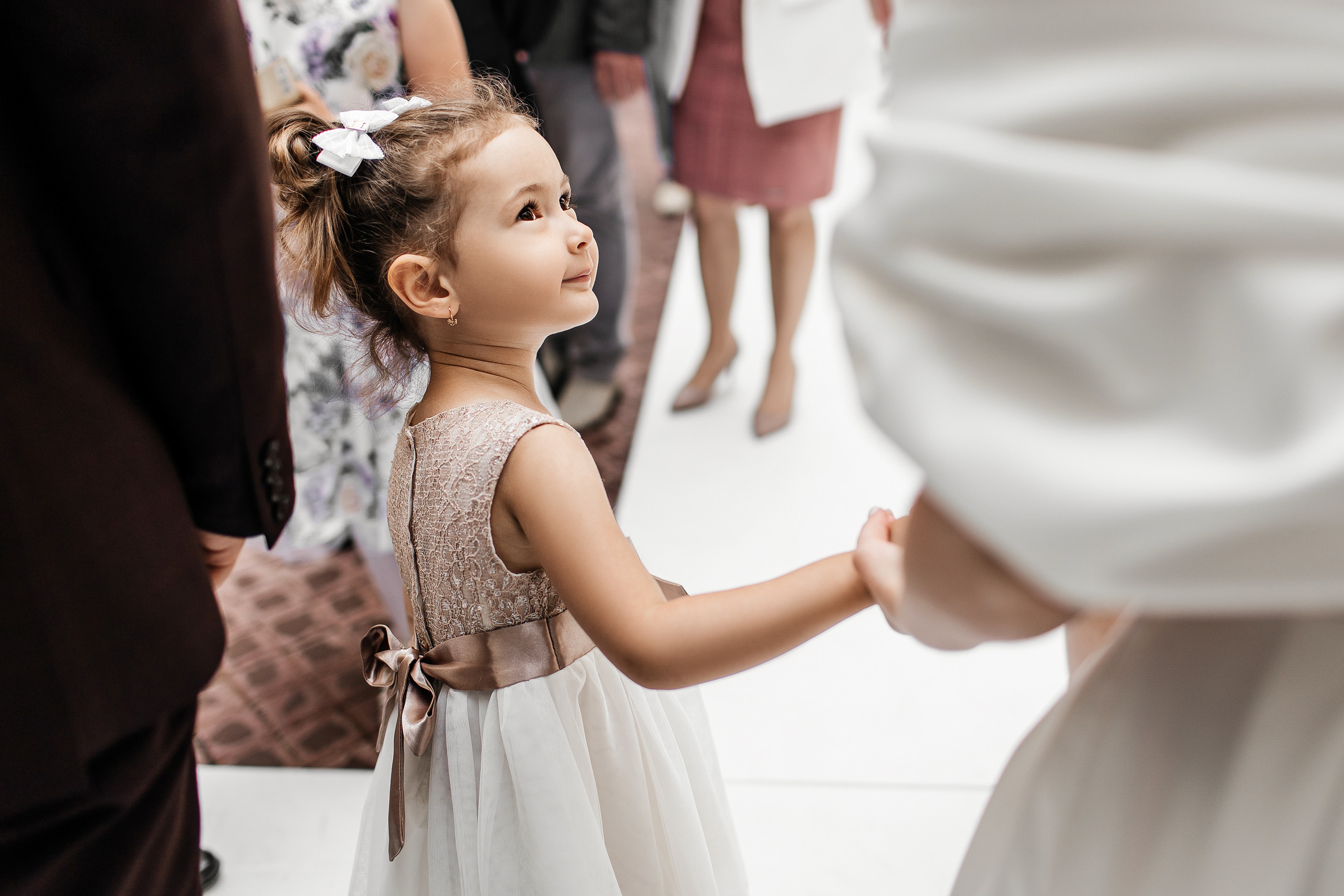 Здравствуйте! Я&nbsp;свадебный фотограф из&nbsp;Ульяновска, работаю в&nbsp;том числе по&nbsp;всей России и&nbsp;с&nbsp;выездом за&nbsp;границу. Снимаю свадьбы, lovestory, корпоративы, светский репортаж. Провожу обучение по&nbsp;фотографии, мастер-классы и&nbsp;воркшопы для других фотографов.
