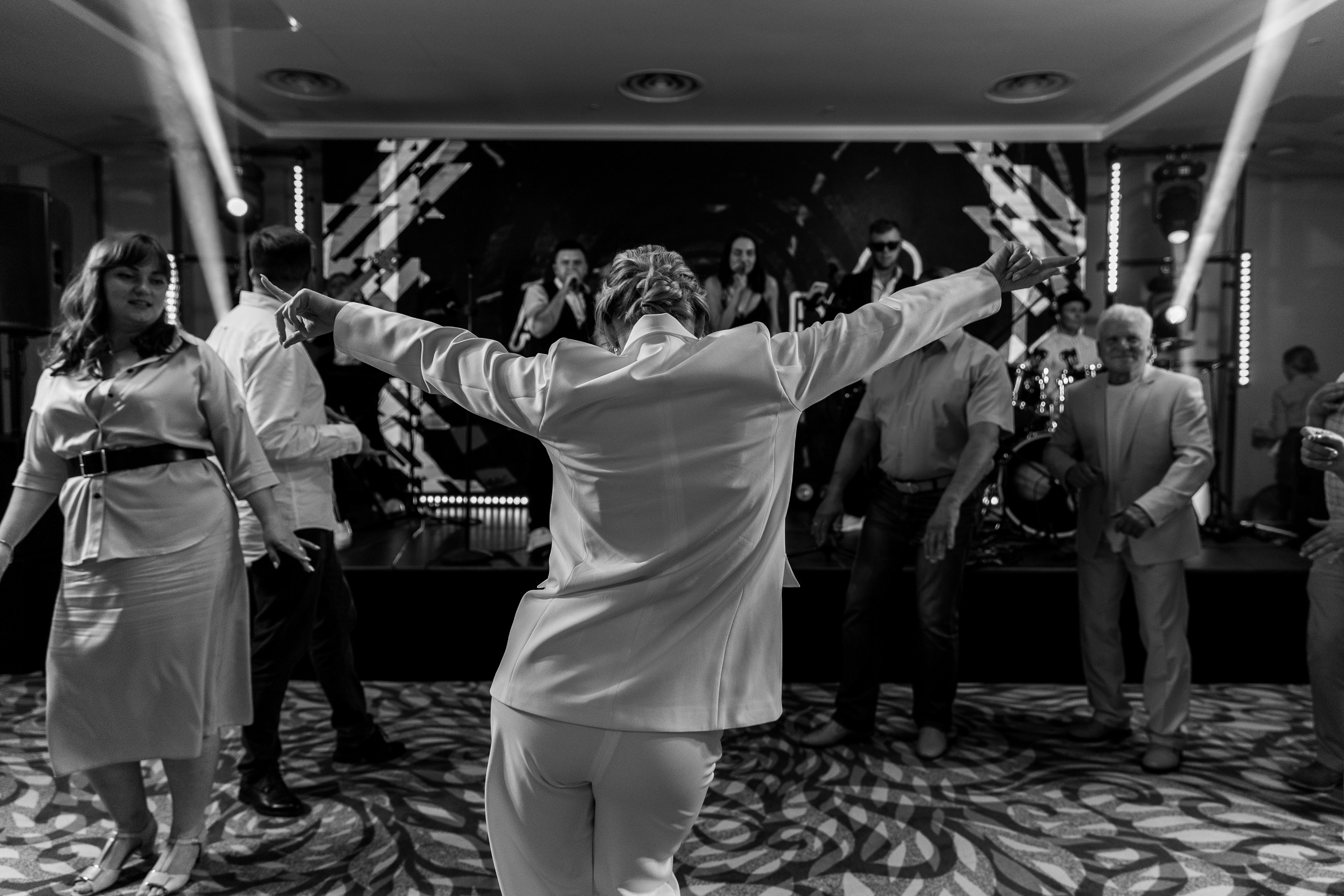 Здравствуйте! Я&nbsp;свадебный фотограф из&nbsp;Ульяновска, работаю в&nbsp;том числе по&nbsp;всей России и&nbsp;с&nbsp;выездом за&nbsp;границу. Снимаю свадьбы, lovestory, корпоративы, светский репортаж. Провожу обучение по&nbsp;фотографии, мастер-классы и&nbsp;воркшопы для других фотографов.