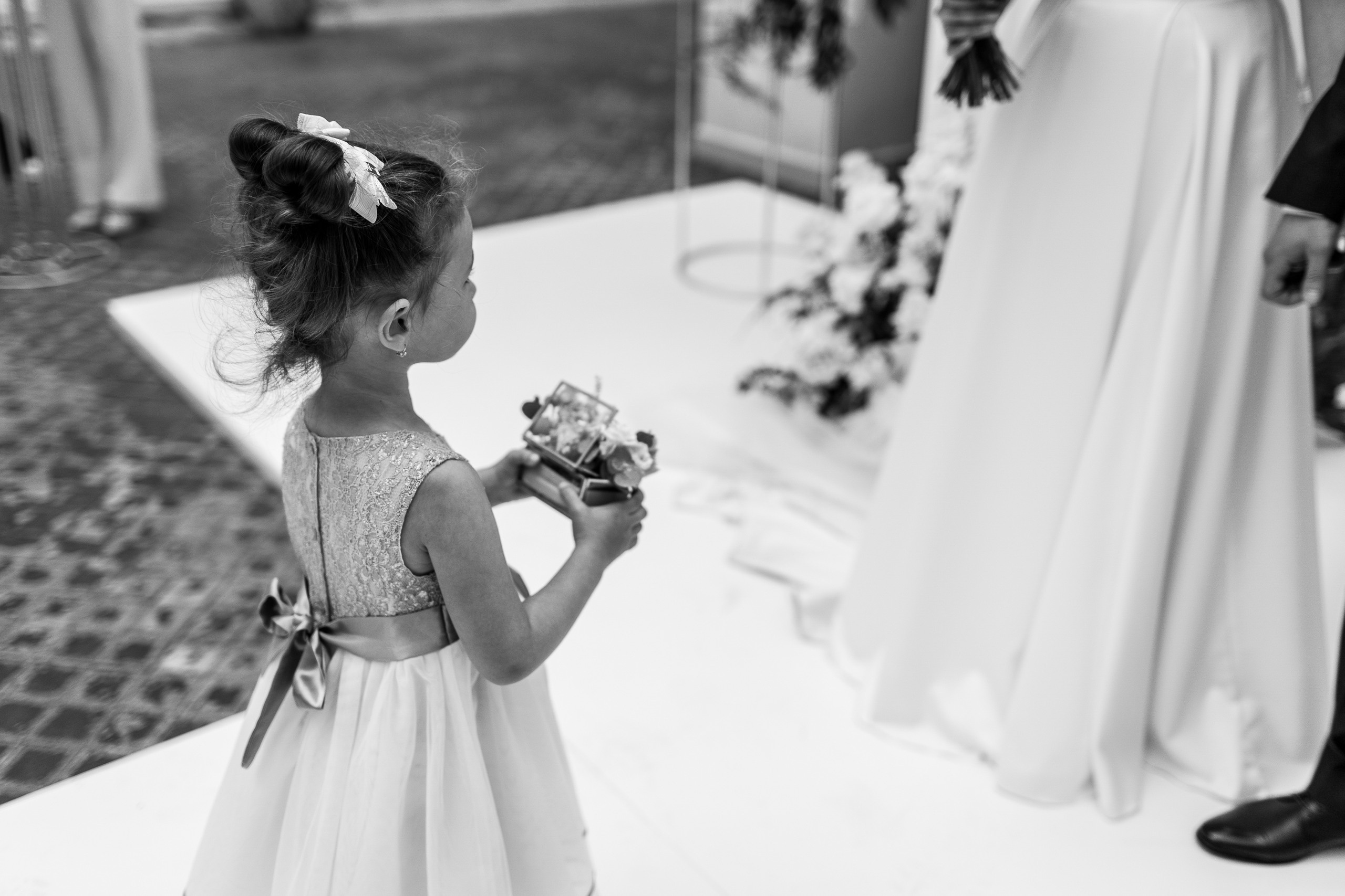 Здравствуйте! Я&nbsp;свадебный фотограф из&nbsp;Ульяновска, работаю в&nbsp;том числе по&nbsp;всей России и&nbsp;с&nbsp;выездом за&nbsp;границу. Снимаю свадьбы, lovestory, корпоративы, светский репортаж. Провожу обучение по&nbsp;фотографии, мастер-классы и&nbsp;воркшопы для других фотографов.