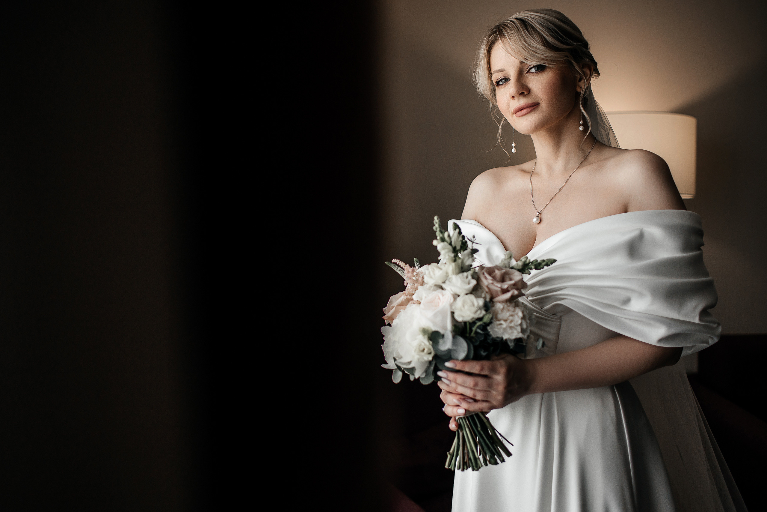 Здравствуйте! Я&nbsp;свадебный фотограф из&nbsp;Ульяновска, работаю в&nbsp;том числе по&nbsp;всей России и&nbsp;с&nbsp;выездом за&nbsp;границу. Снимаю свадьбы, lovestory, корпоративы, светский репортаж. Провожу обучение по&nbsp;фотографии, мастер-классы и&nbsp;воркшопы для других фотографов.