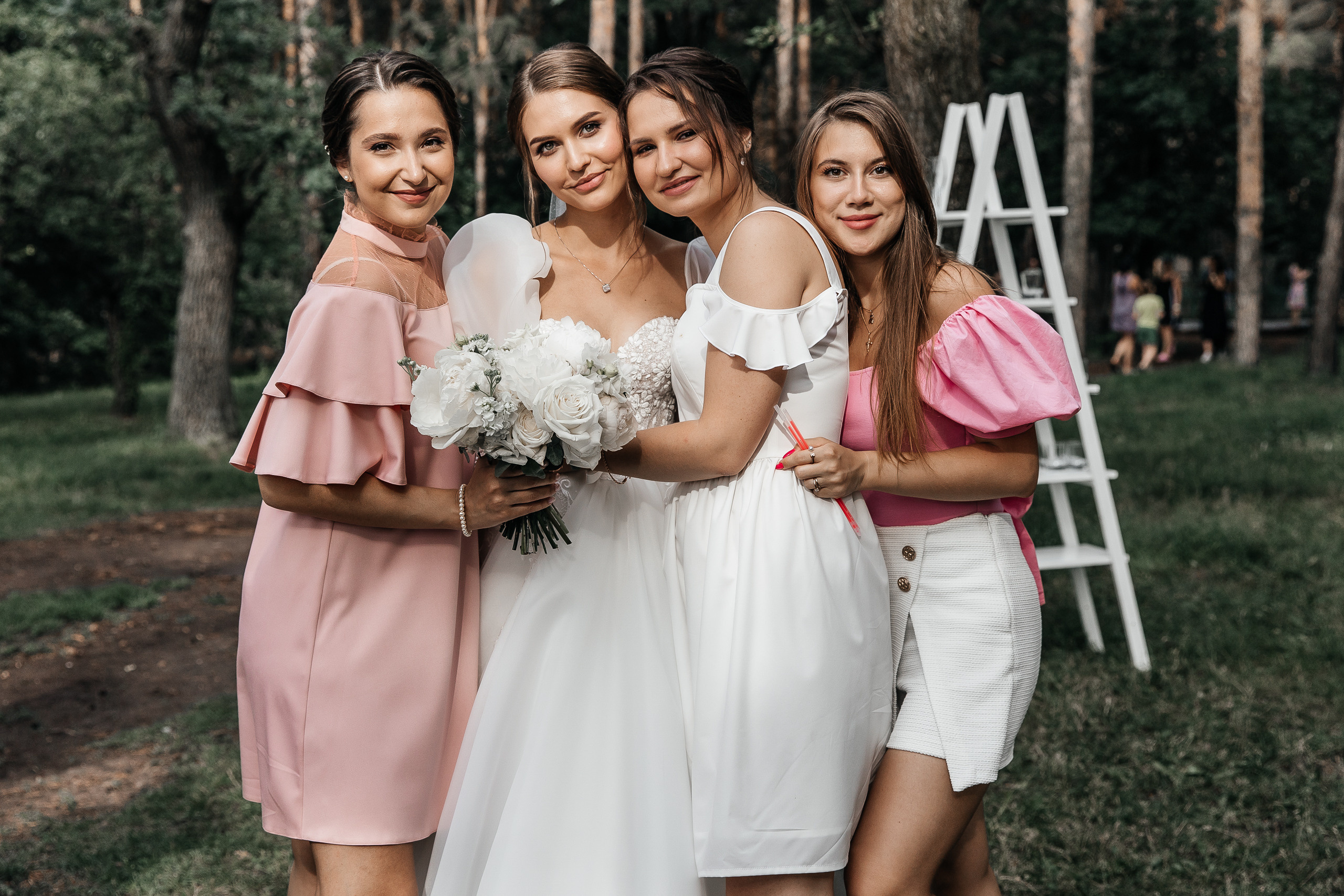 Здравствуйте! Я&nbsp;свадебный фотограф из&nbsp;Ульяновска, работаю в&nbsp;том числе по&nbsp;всей России и&nbsp;с&nbsp;выездом за&nbsp;границу. Снимаю свадьбы, lovestory, корпоративы, светский репортаж. Провожу обучение по&nbsp;фотографии, мастер-классы и&nbsp;воркшопы для других фотографов.