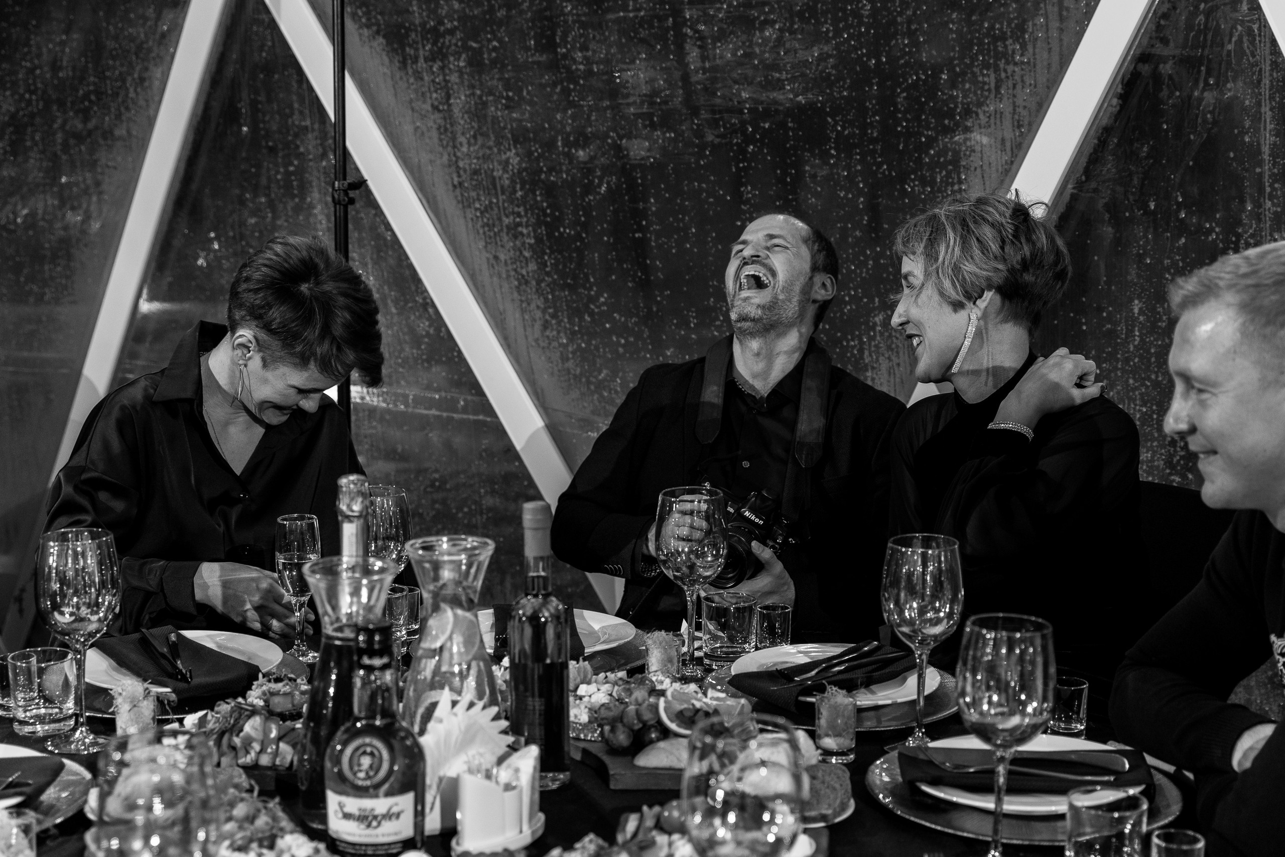 Здравствуйте! Я свадебный фотограф из Ульяновска, работаю в том числе по всей России и с выездом за границу. Снимаю свадьбы, lovestory, корпоративы, светский репортаж. Провожу обучение по фотографии, мастер-классы и воркшопы для других фотографов.