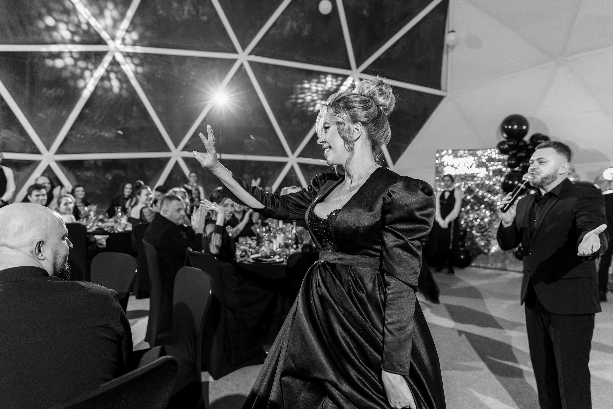 Здравствуйте! Я свадебный фотограф из Ульяновска, работаю в том числе по всей России и с выездом за границу. Снимаю свадьбы, lovestory, корпоративы, светский репортаж. Провожу обучение по фотографии, мастер-классы и воркшопы для других фотографов.