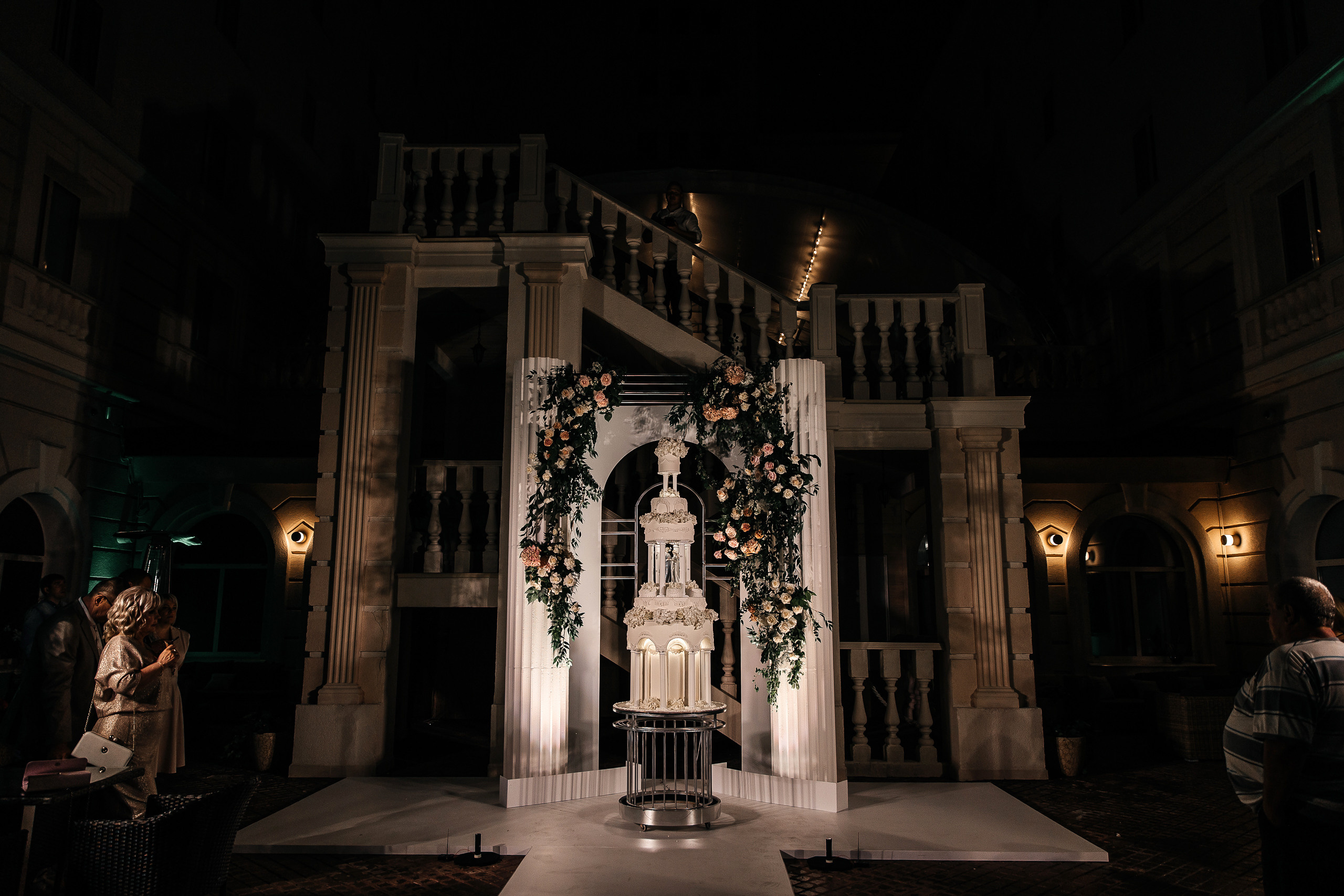 Здравствуйте! Я&nbsp;свадебный фотограф из&nbsp;Ульяновска, работаю в&nbsp;том числе по&nbsp;всей России и&nbsp;с&nbsp;выездом за&nbsp;границу. Снимаю свадьбы, lovestory, корпоративы, светский репортаж. Провожу обучение по&nbsp;фотографии, мастер-классы и&nbsp;воркшопы для других фотографов.