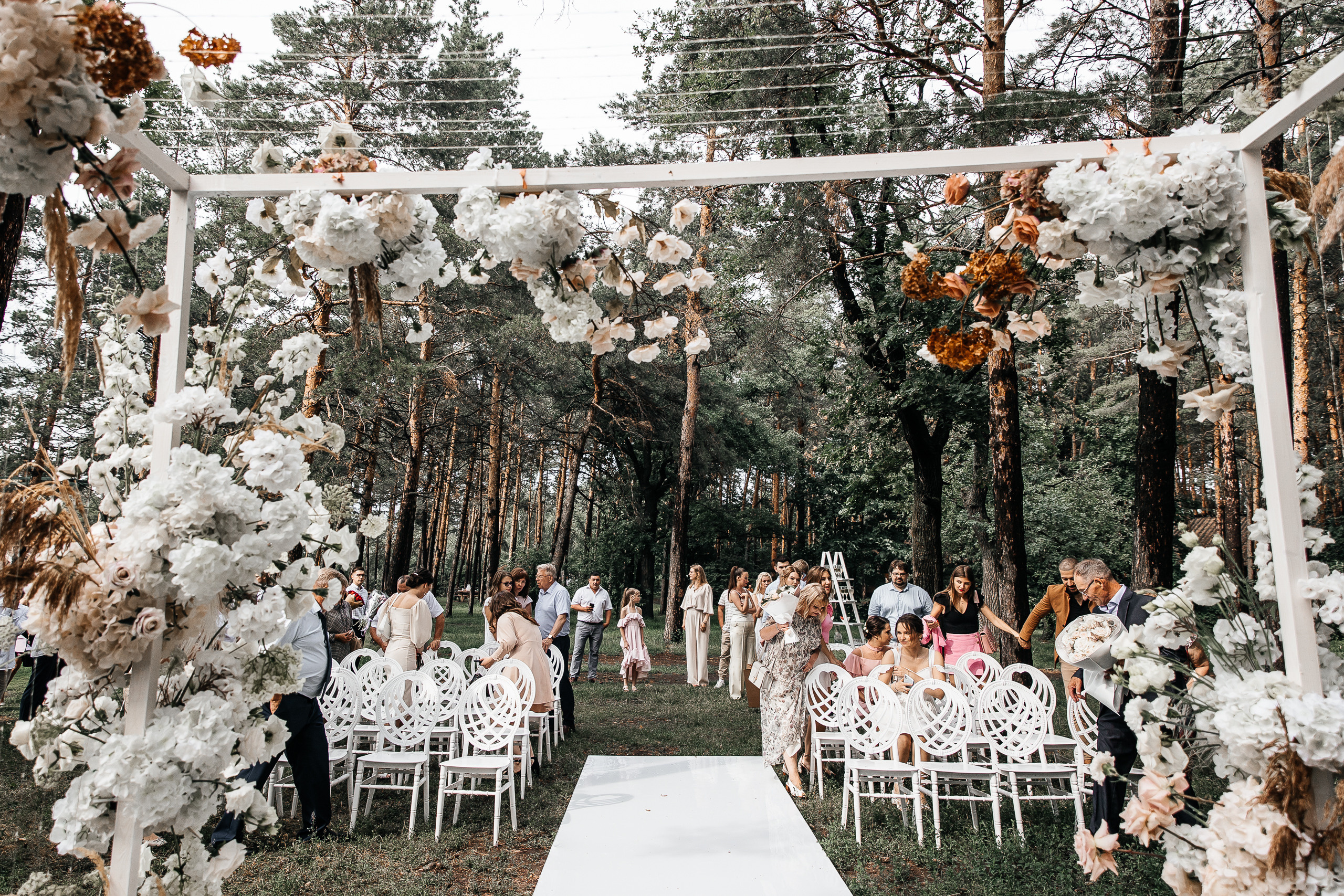 Здравствуйте! Я&nbsp;свадебный фотограф из&nbsp;Ульяновска, работаю в&nbsp;том числе по&nbsp;всей России и&nbsp;с&nbsp;выездом за&nbsp;границу. Снимаю свадьбы, lovestory, корпоративы, светский репортаж. Провожу обучение по&nbsp;фотографии, мастер-классы и&nbsp;воркшопы для других фотографов.