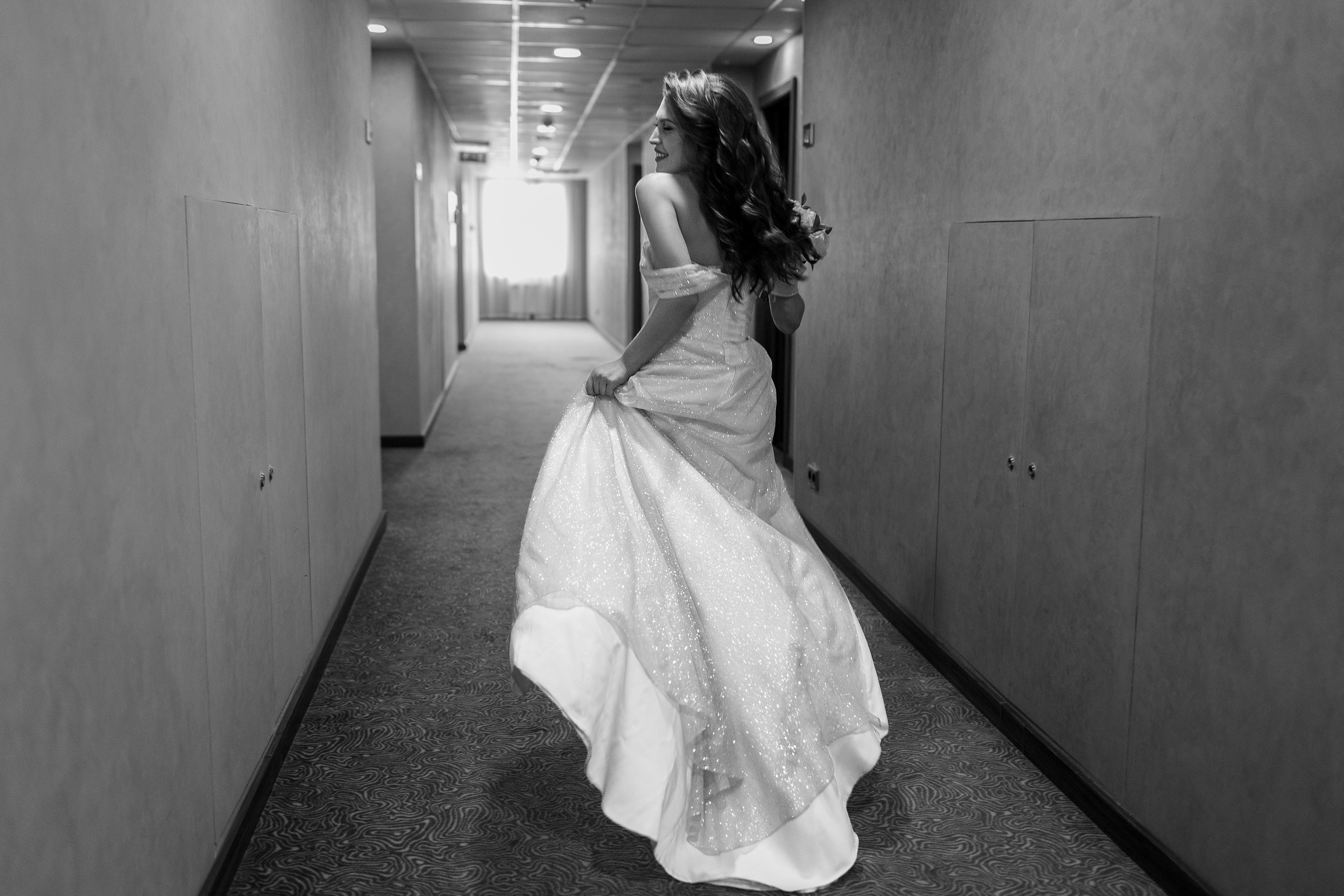 Здравствуйте! Я&nbsp;свадебный фотограф из&nbsp;Ульяновска, работаю в&nbsp;том числе по&nbsp;всей России и&nbsp;с&nbsp;выездом за&nbsp;границу. Снимаю свадьбы, lovestory, корпоративы, светский репортаж. Провожу обучение по&nbsp;фотографии, мастер-классы и&nbsp;воркшопы для других фотографов.