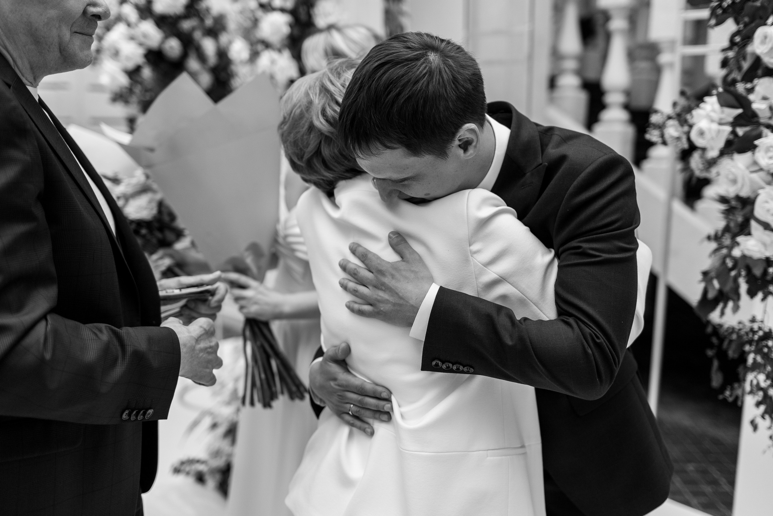 Здравствуйте! Я&nbsp;свадебный фотограф из&nbsp;Ульяновска, работаю в&nbsp;том числе по&nbsp;всей России и&nbsp;с&nbsp;выездом за&nbsp;границу. Снимаю свадьбы, lovestory, корпоративы, светский репортаж. Провожу обучение по&nbsp;фотографии, мастер-классы и&nbsp;воркшопы для других фотографов.