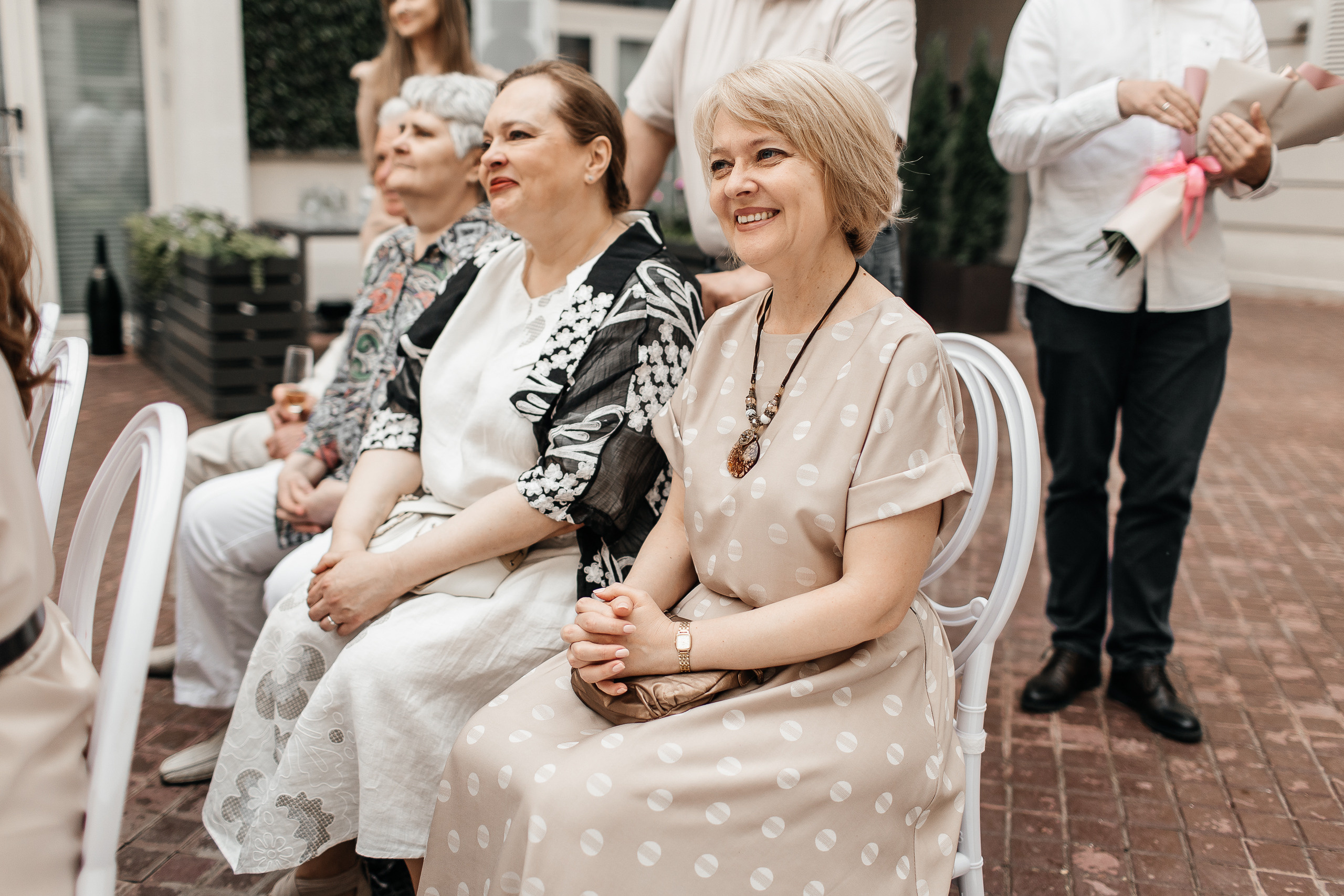 Здравствуйте! Я&nbsp;свадебный фотограф из&nbsp;Ульяновска, работаю в&nbsp;том числе по&nbsp;всей России и&nbsp;с&nbsp;выездом за&nbsp;границу. Снимаю свадьбы, lovestory, корпоративы, светский репортаж. Провожу обучение по&nbsp;фотографии, мастер-классы и&nbsp;воркшопы для других фотографов.