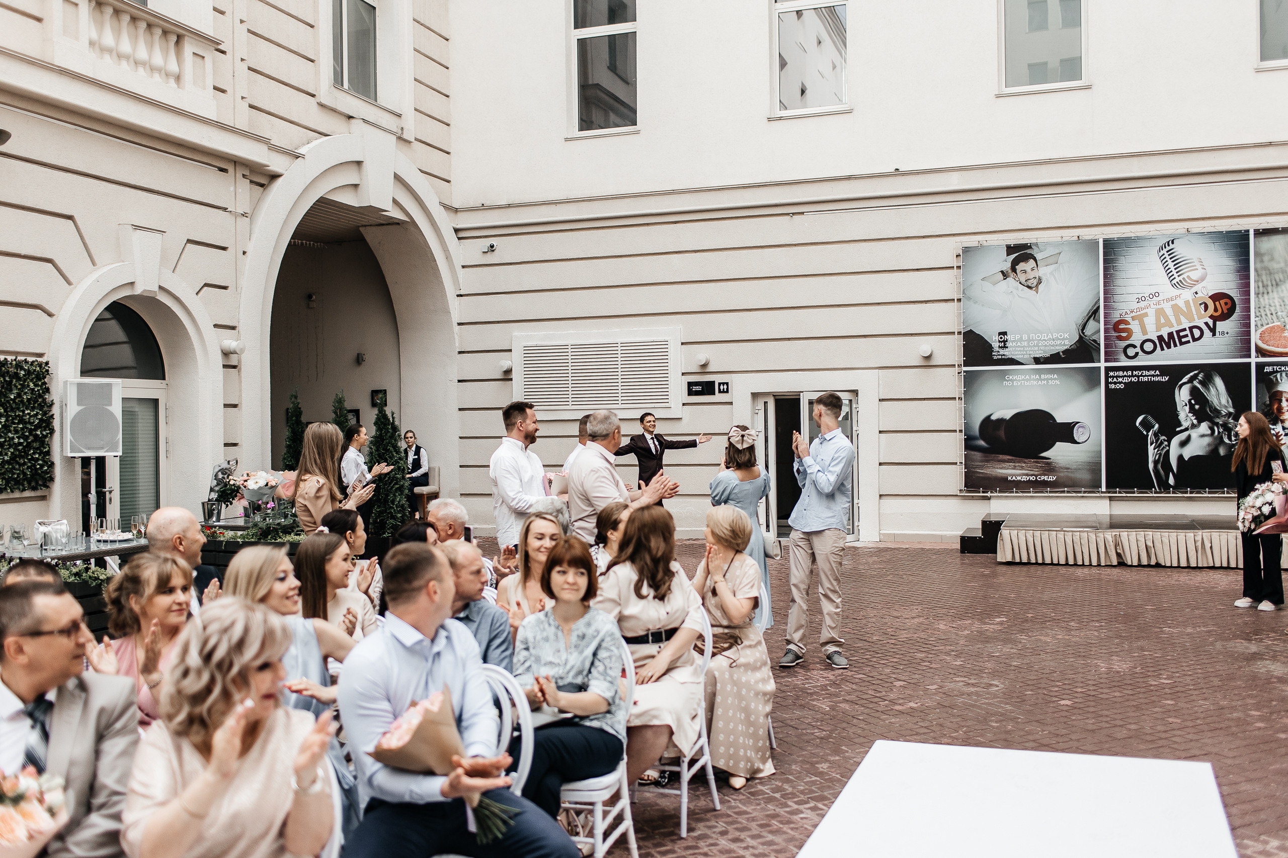 Здравствуйте! Я&nbsp;свадебный фотограф из&nbsp;Ульяновска, работаю в&nbsp;том числе по&nbsp;всей России и&nbsp;с&nbsp;выездом за&nbsp;границу. Снимаю свадьбы, lovestory, корпоративы, светский репортаж. Провожу обучение по&nbsp;фотографии, мастер-классы и&nbsp;воркшопы для других фотографов.