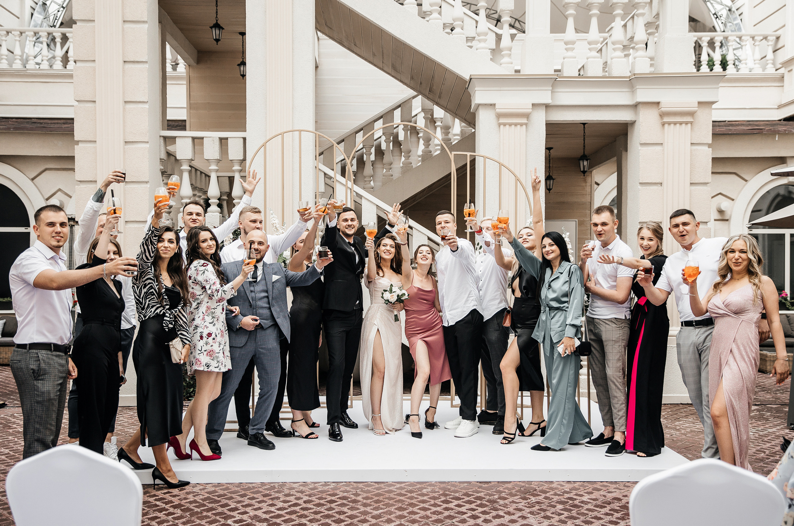 Здравствуйте! Я&nbsp;свадебный фотограф из&nbsp;Ульяновска, работаю в&nbsp;том числе по&nbsp;всей России и&nbsp;с&nbsp;выездом за&nbsp;границу. Снимаю свадьбы, lovestory, корпоративы, светский репортаж. Провожу обучение по&nbsp;фотографии, мастер-классы и&nbsp;воркшопы для других фотографов.