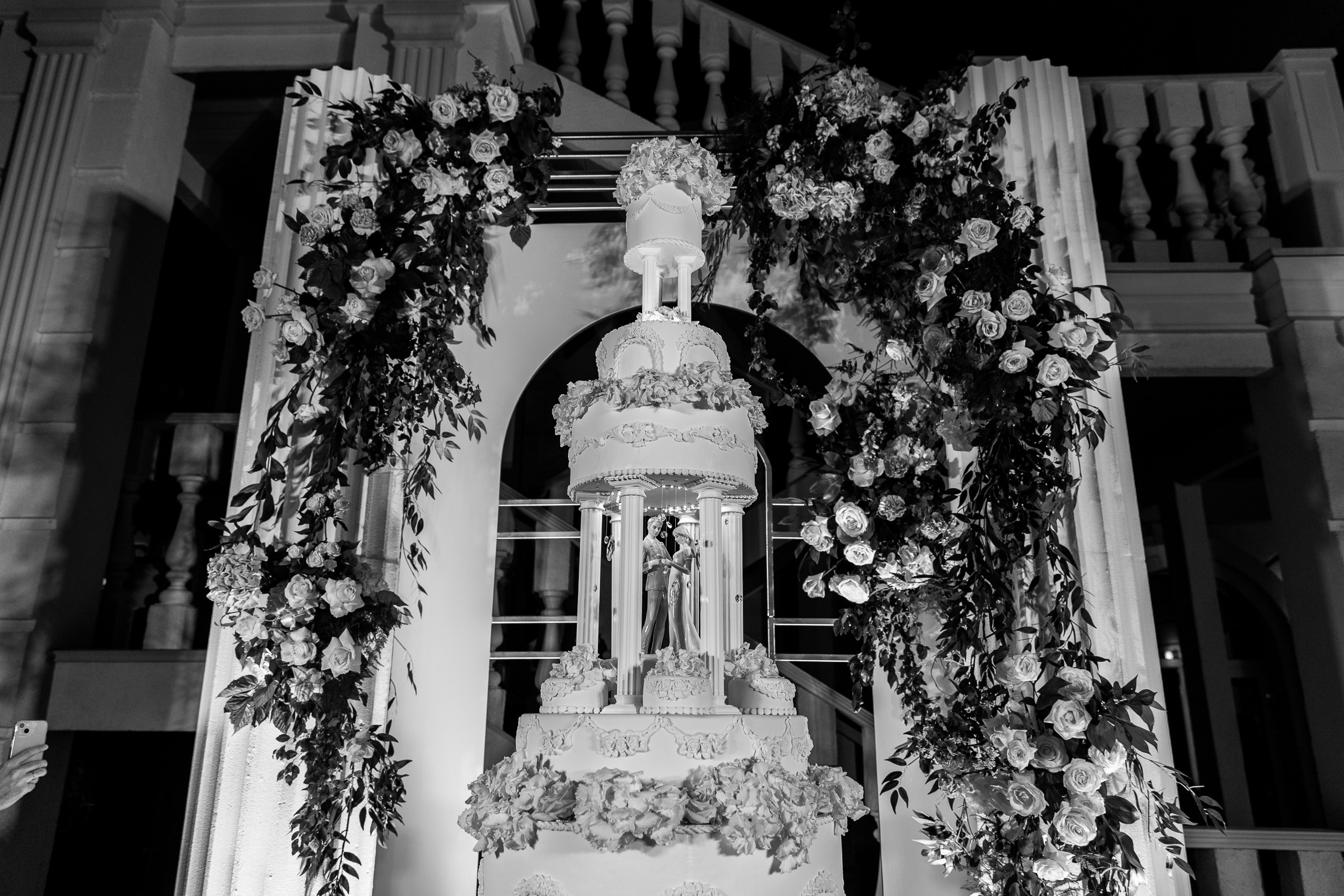 Здравствуйте! Я&nbsp;свадебный фотограф из&nbsp;Ульяновска, работаю в&nbsp;том числе по&nbsp;всей России и&nbsp;с&nbsp;выездом за&nbsp;границу. Снимаю свадьбы, lovestory, корпоративы, светский репортаж. Провожу обучение по&nbsp;фотографии, мастер-классы и&nbsp;воркшопы для других фотографов.