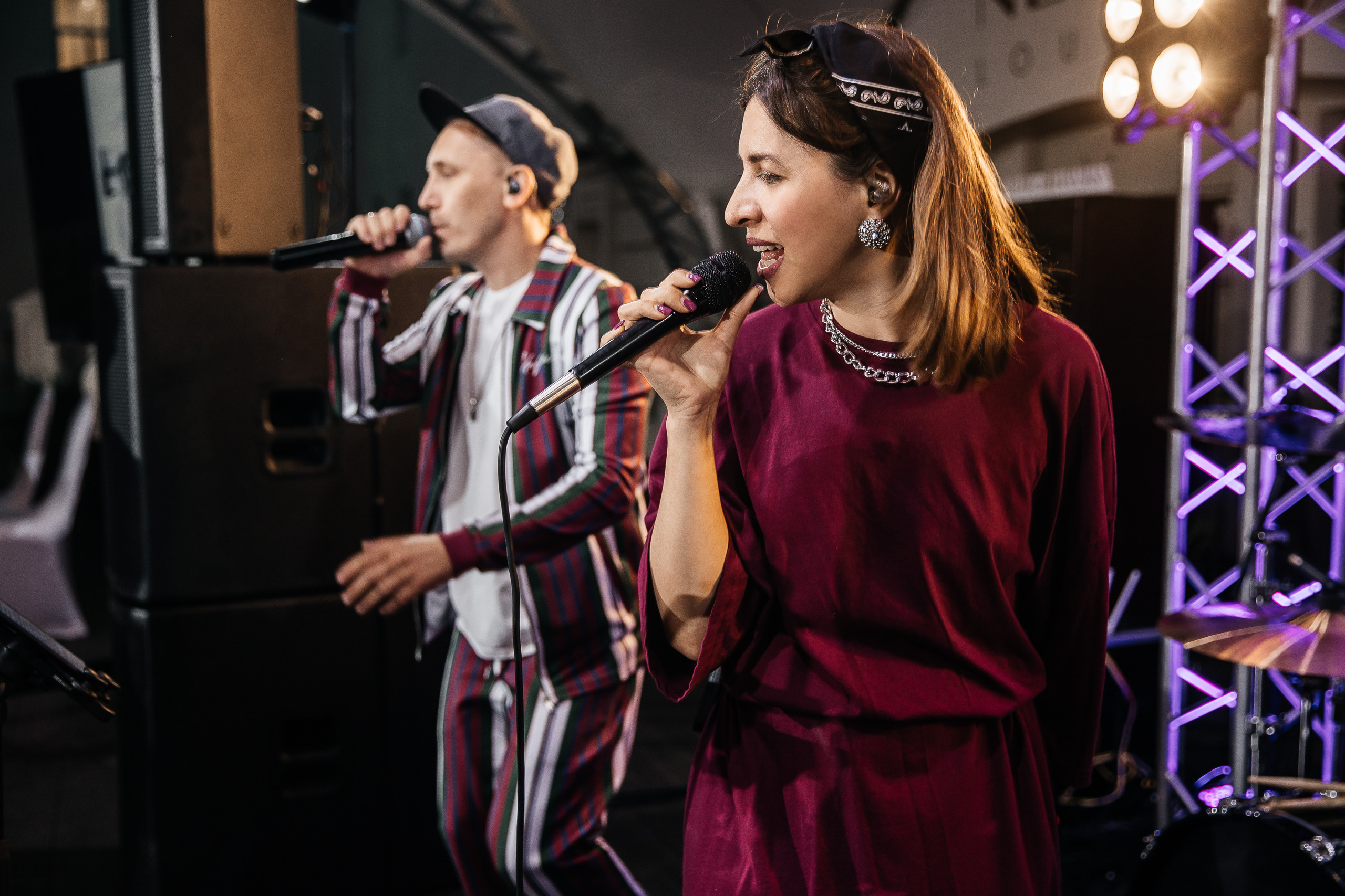 Здравствуйте! Я&nbsp;свадебный фотограф из&nbsp;Ульяновска, работаю в&nbsp;том числе по&nbsp;всей России и&nbsp;с&nbsp;выездом за&nbsp;границу. Снимаю свадьбы, lovestory, корпоративы, светский репортаж. Провожу обучение по&nbsp;фотографии, мастер-классы и&nbsp;воркшопы для других фотографов.